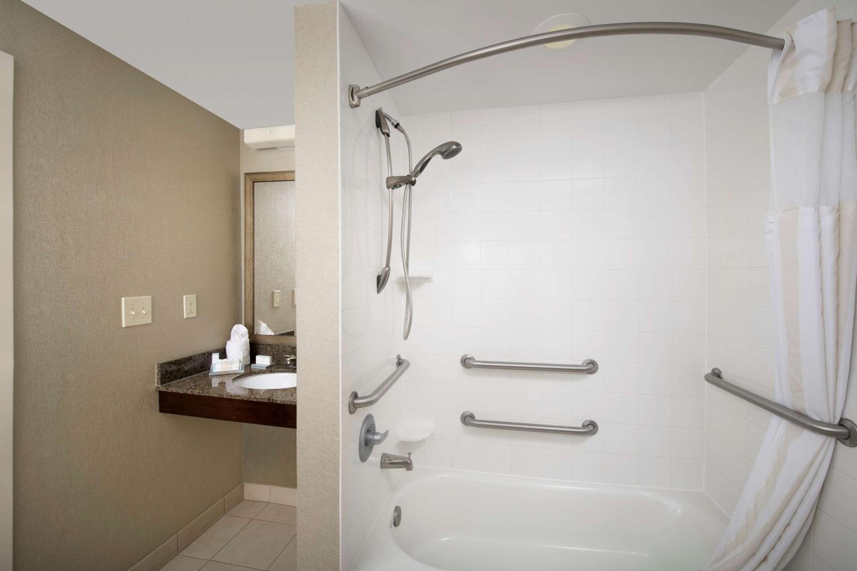 King Room with Bath Tub - Mobility Access - Photo 4