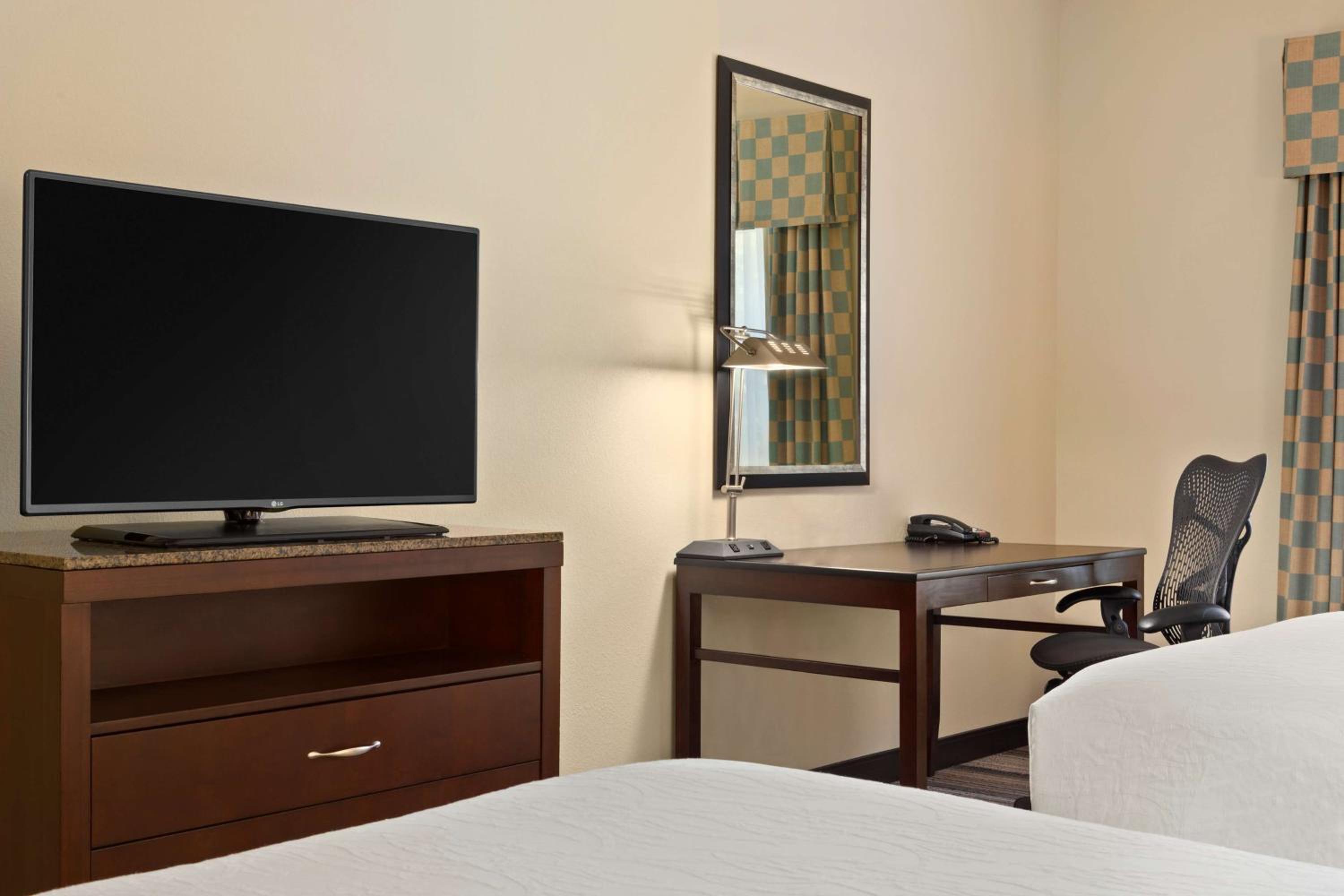 Queen Room with Two Queen Beds - Photo 2