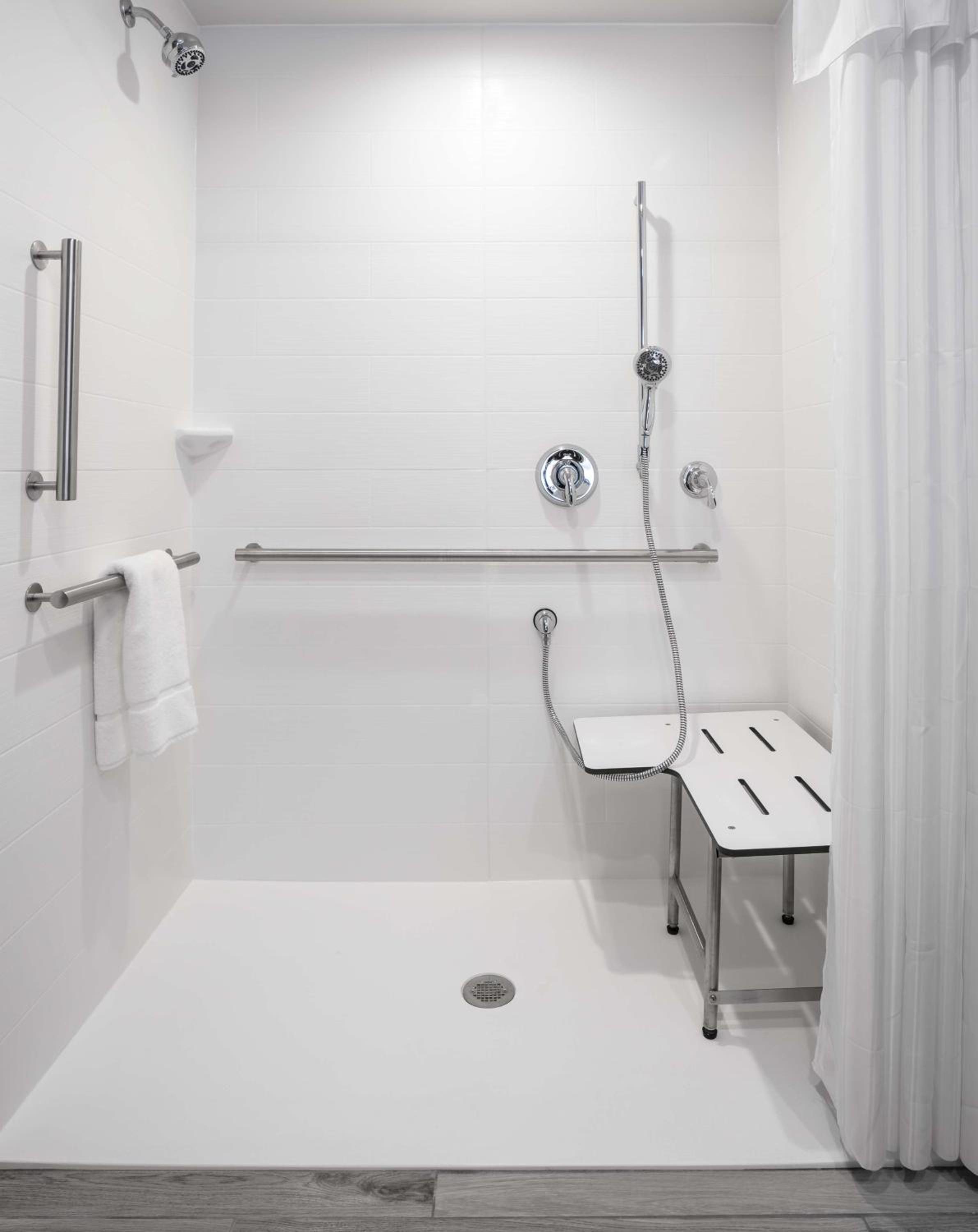 King Room with Roll-In Shower - Mobility Access photo 3