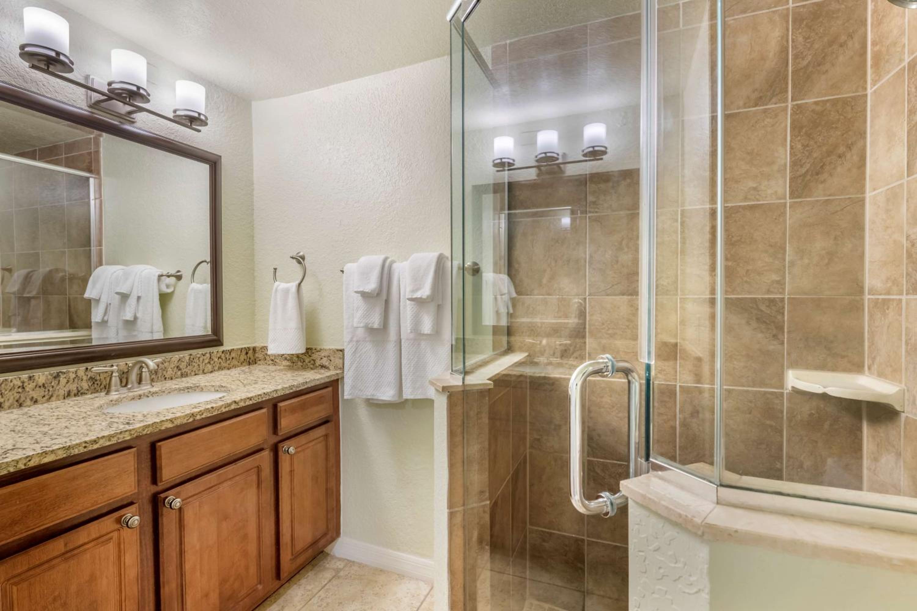 One-Bedroom Queen Suite thumbnail 5