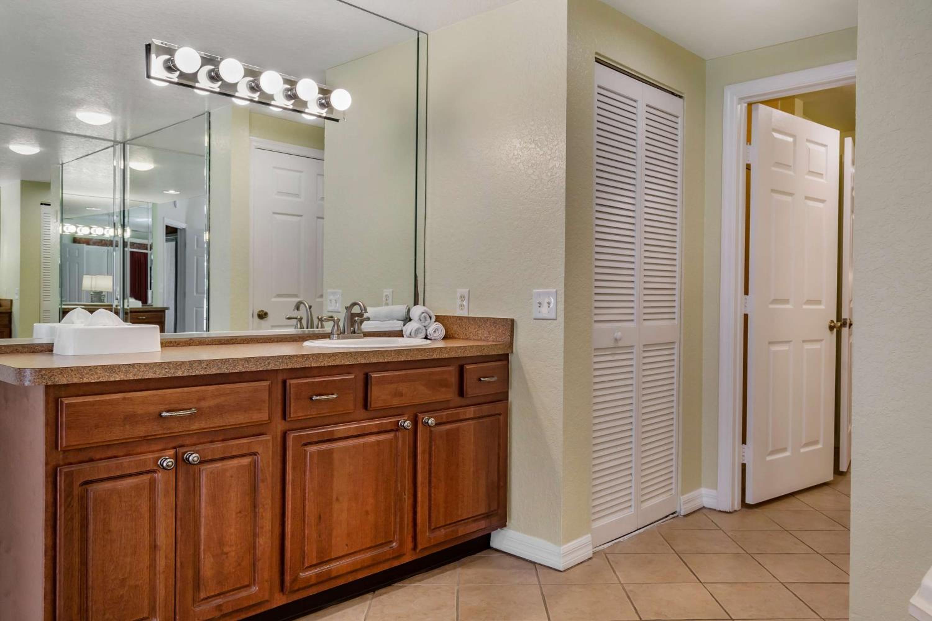 One-Bedroom Deluxe King Suite