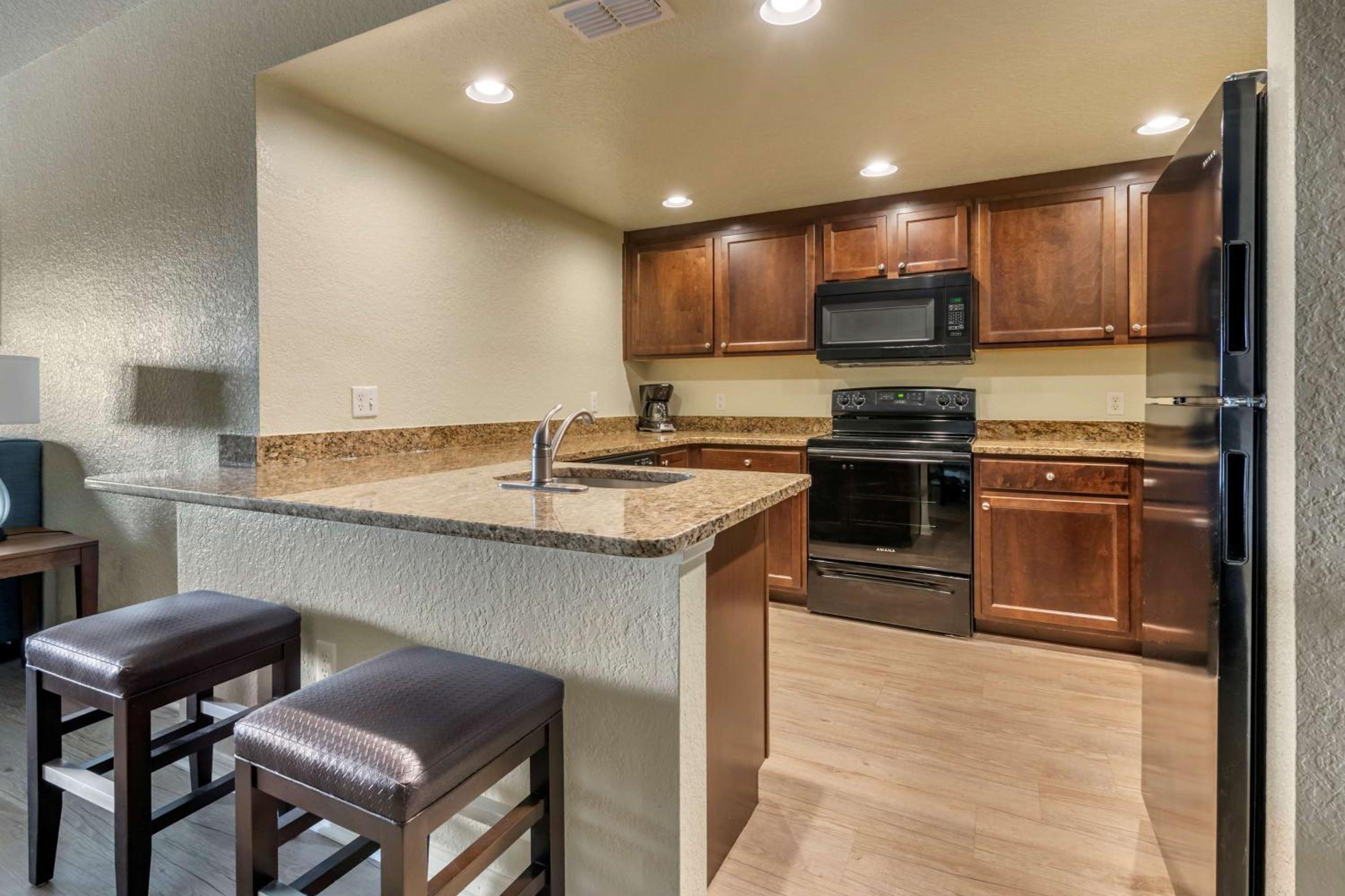Two Bedroom Suite with Roll-In Shower - Accessible thumbnail 6