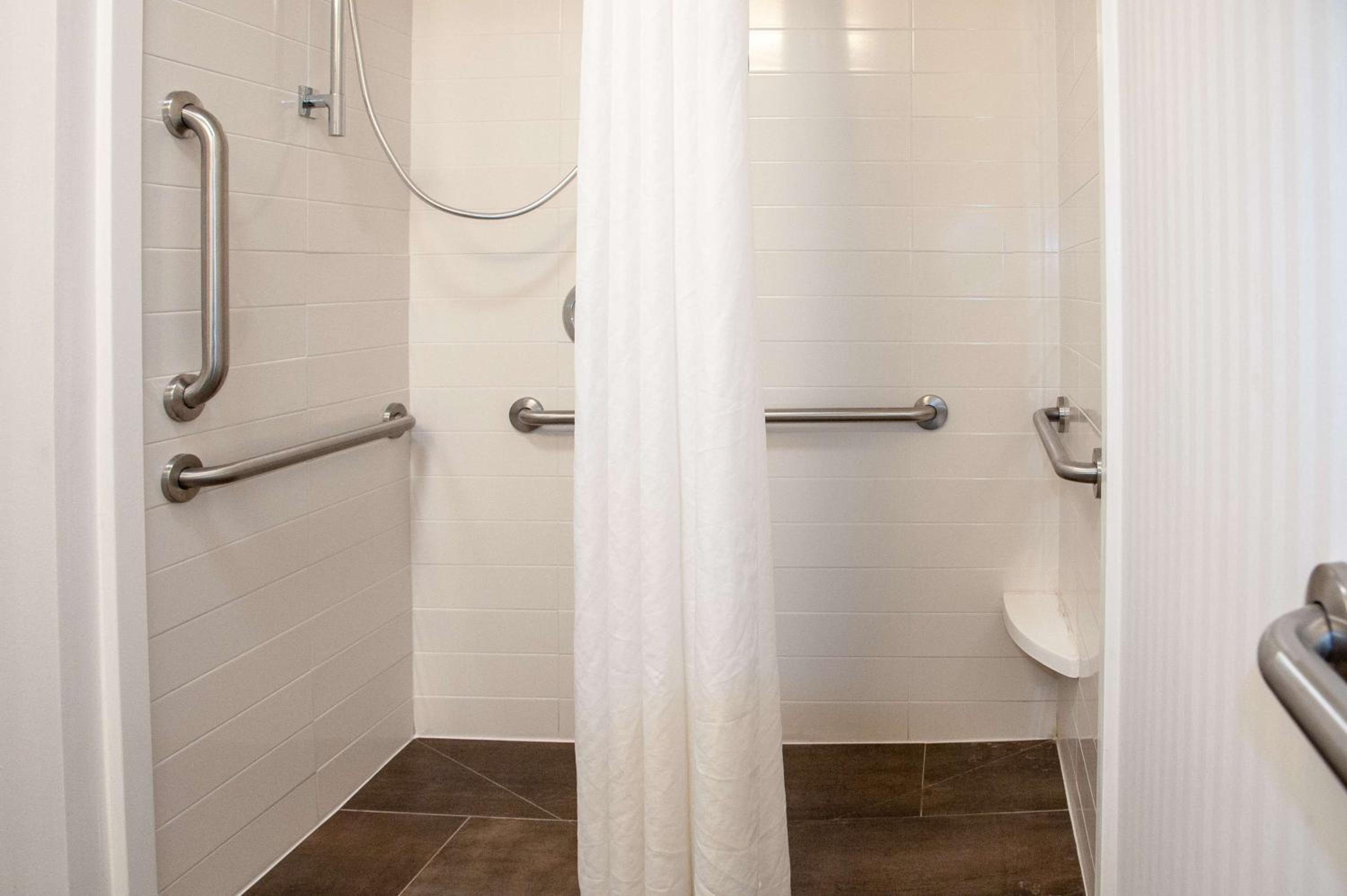 King Room with Roll-In Shower - Mobility Access/Non-Smoking - Photo 3