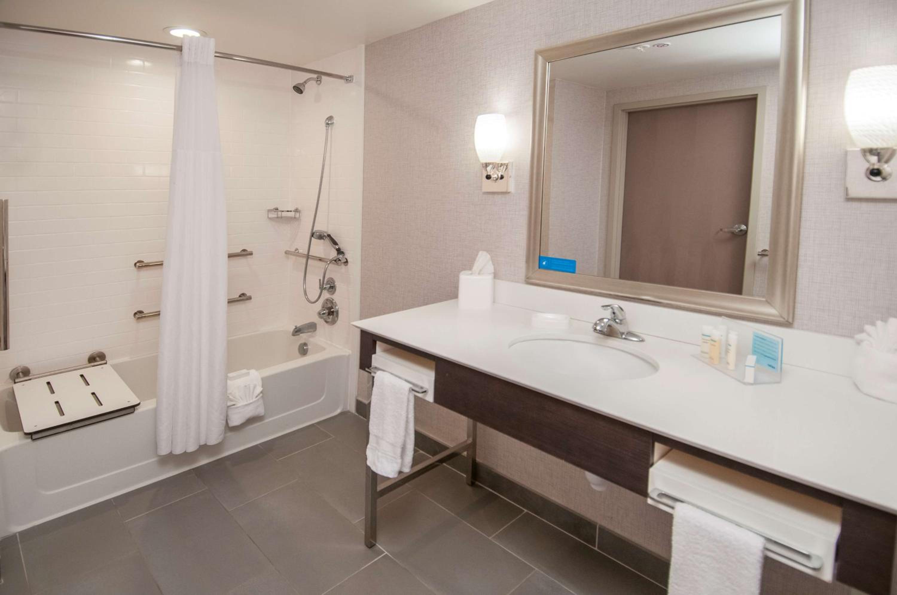 Queen Room with Two Queen Beds - Hearing Access/Non-Smoking photo 3