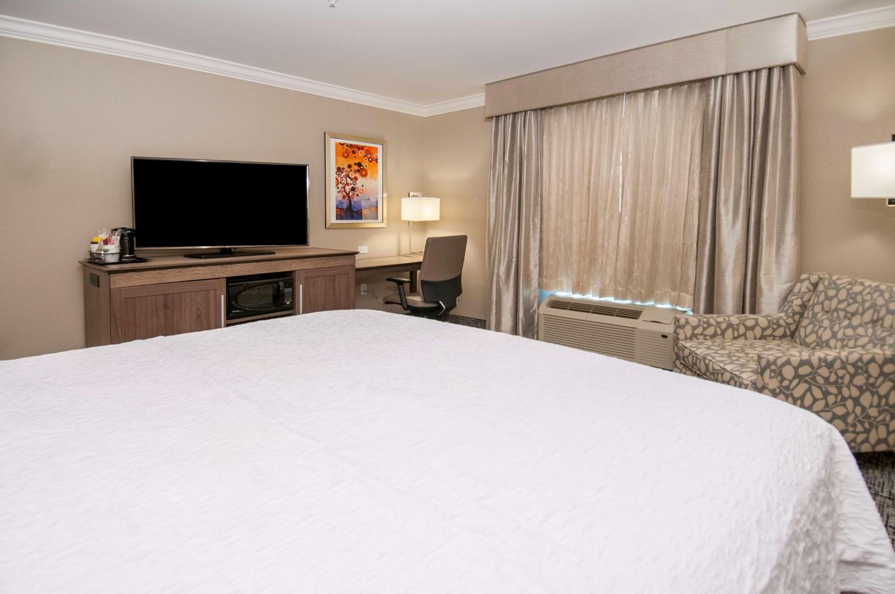 King Room with Accessible Tub - Mobility and Hearing Access/Non-Smoking photo 2