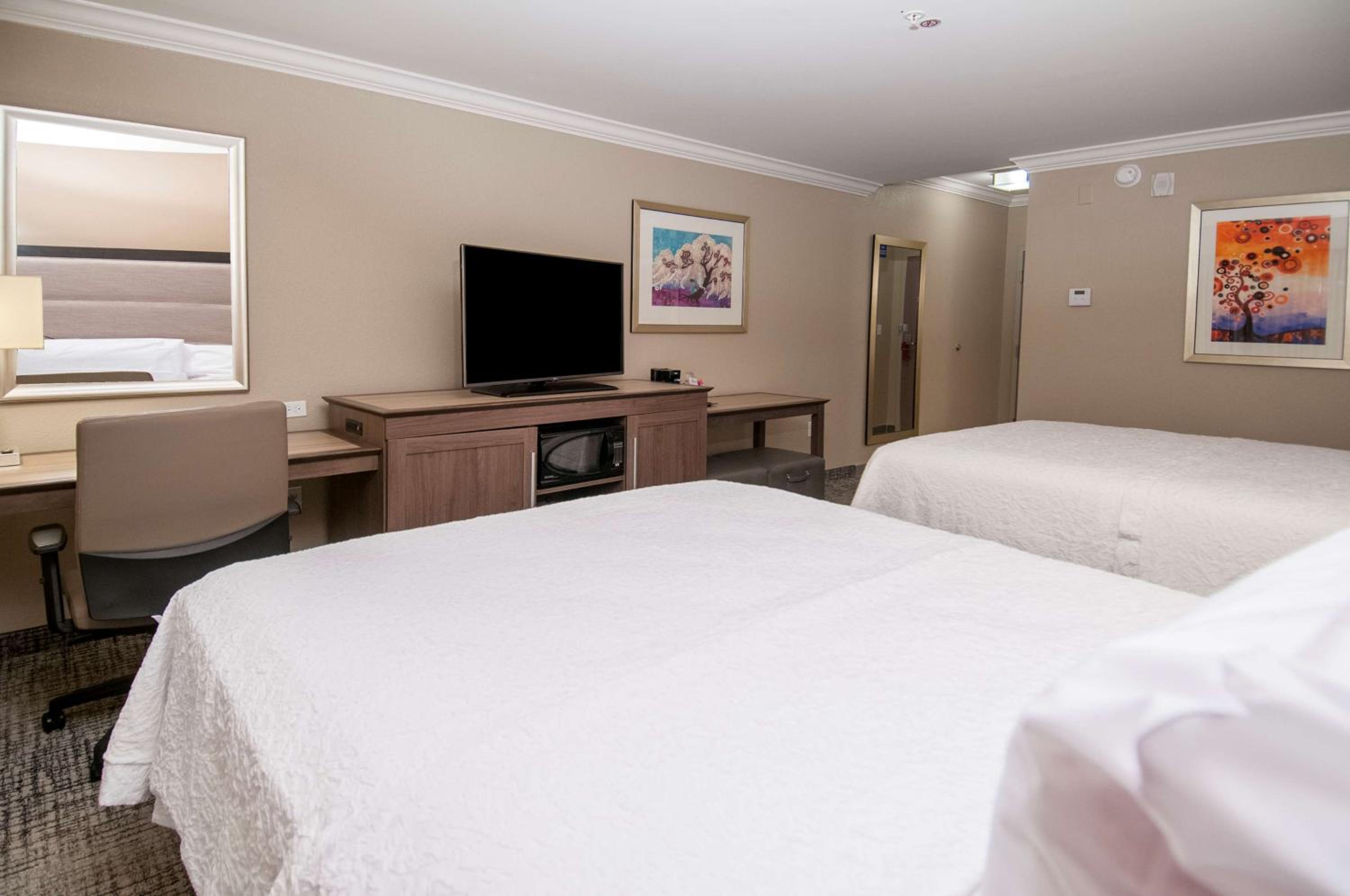 Queen Room with Two Queen Beds - Non-Smoking photo 2
