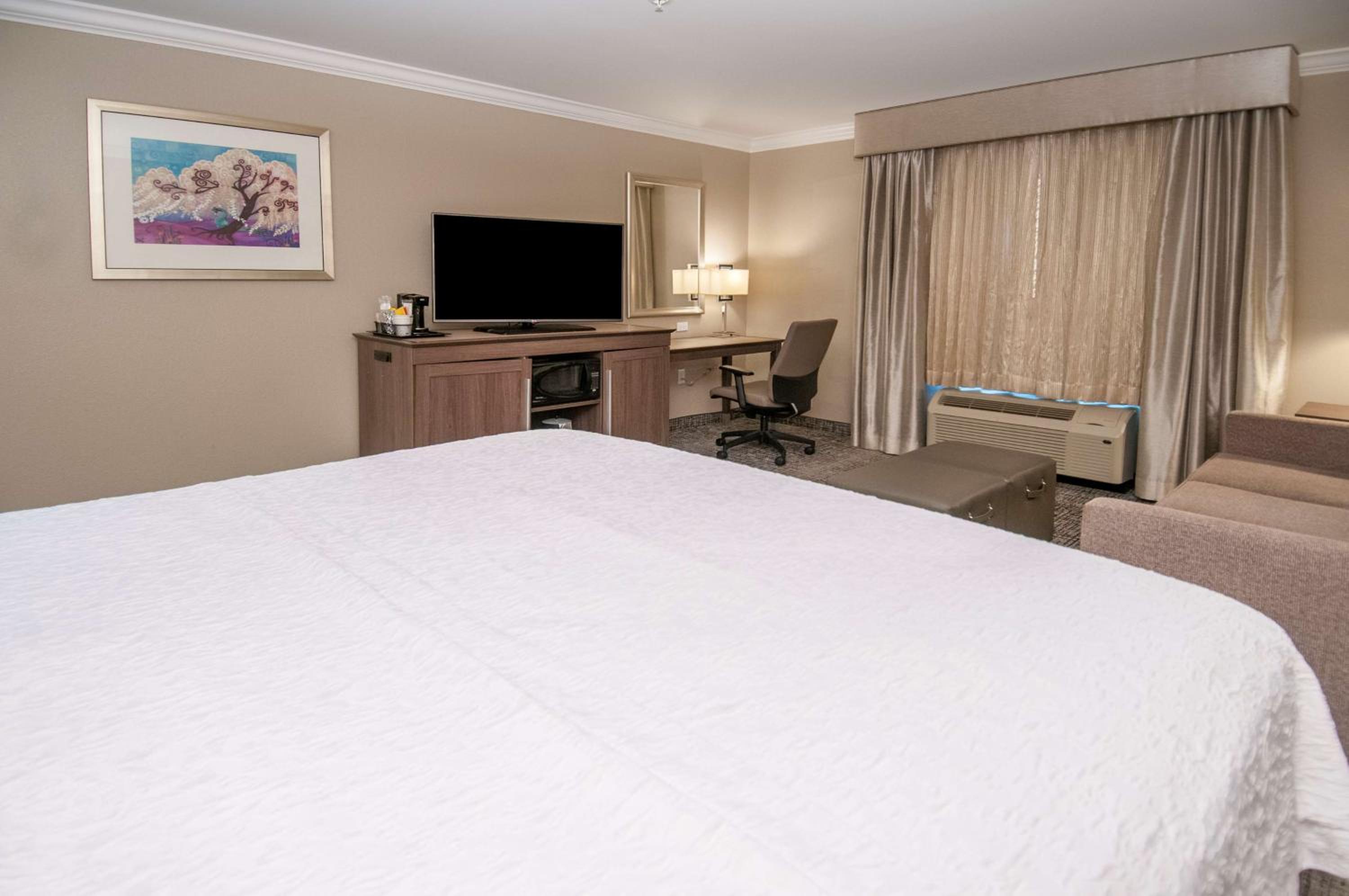 King Room with Sofa Bed - Non-Smoking photo 2
