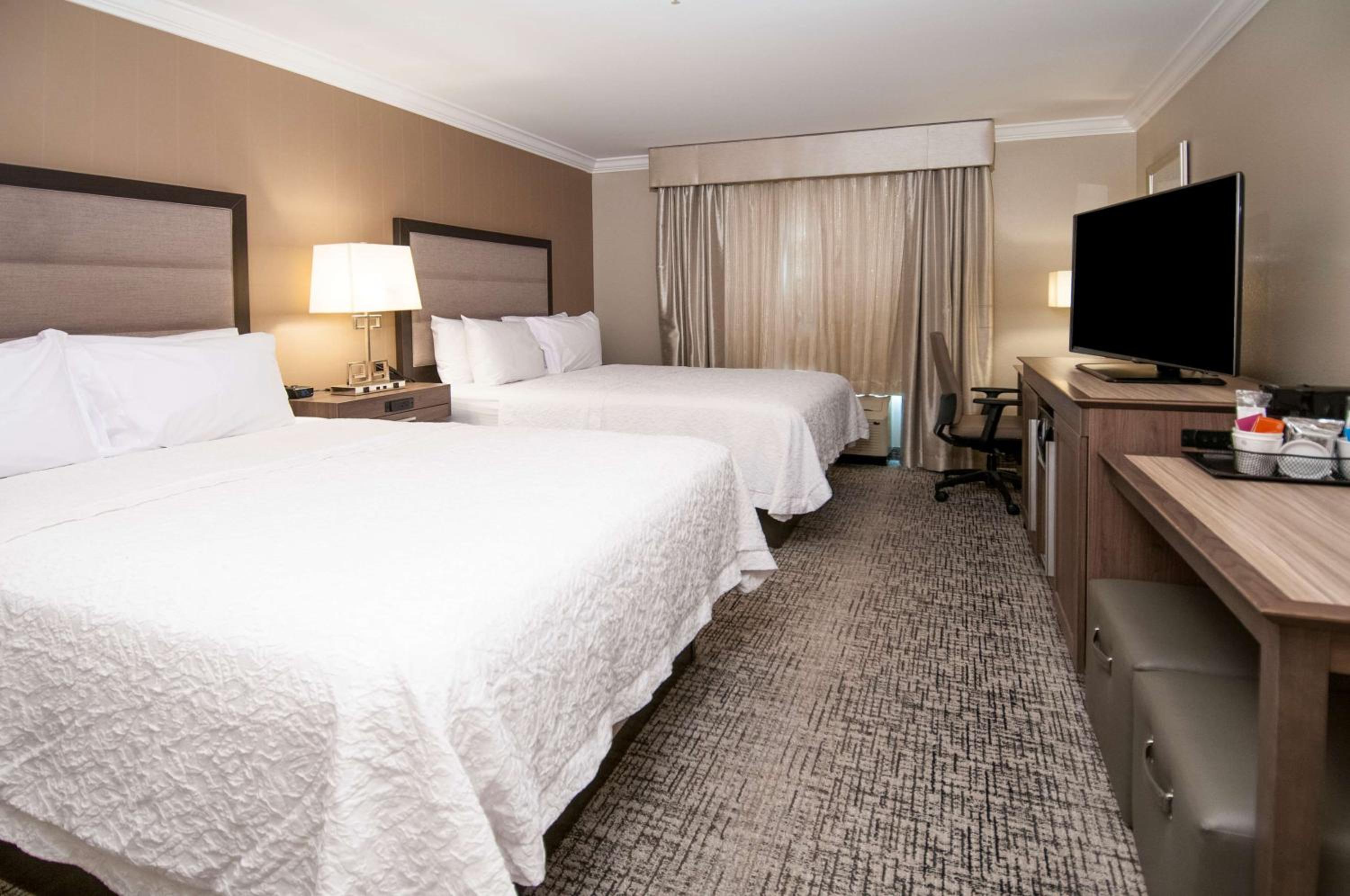 Queen Room with Two Queen Beds - Non-Smoking photo 3