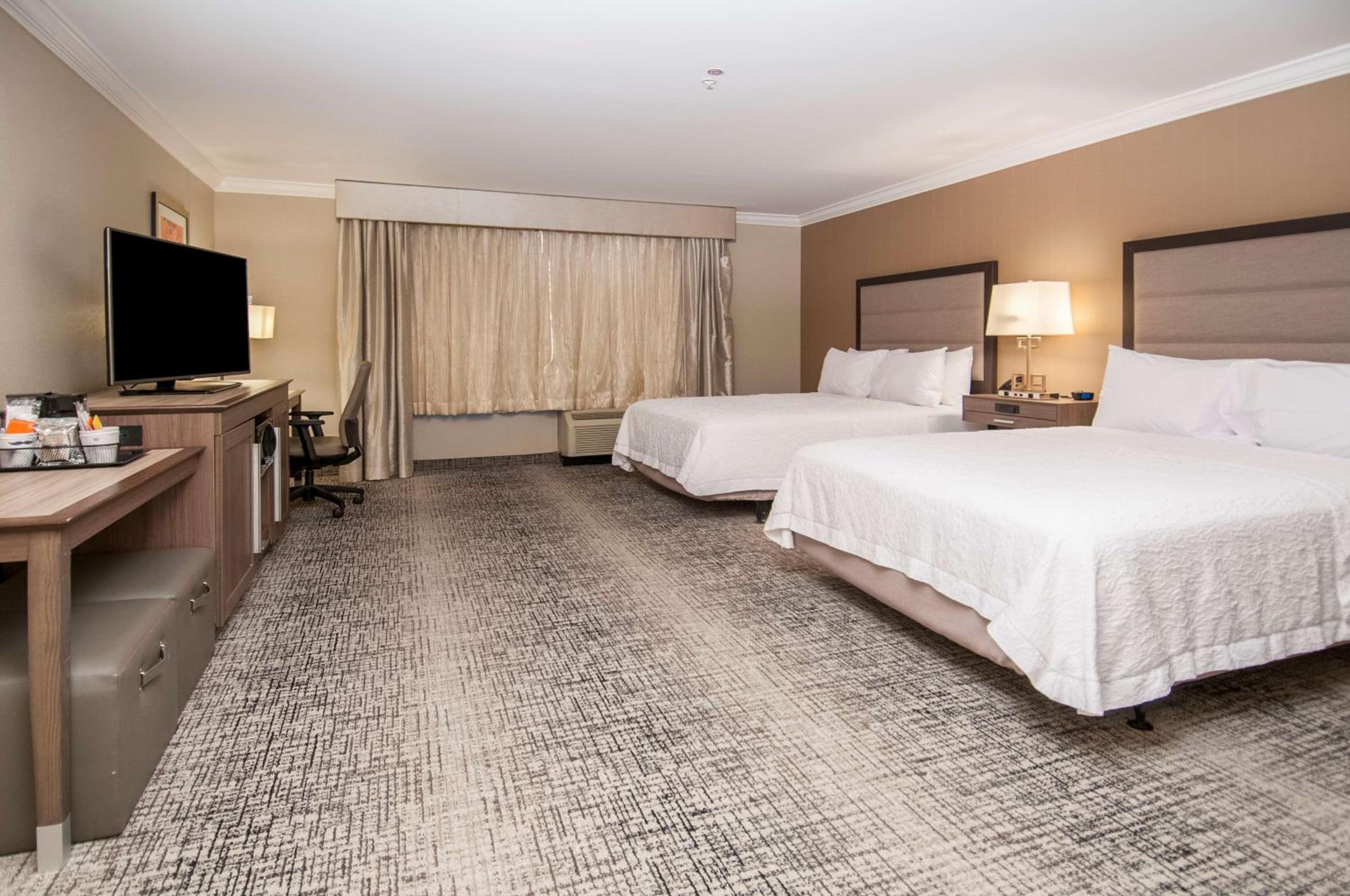 Queen Room with Two Queen Beds - Hearing Access/Non-Smoking photo 2
