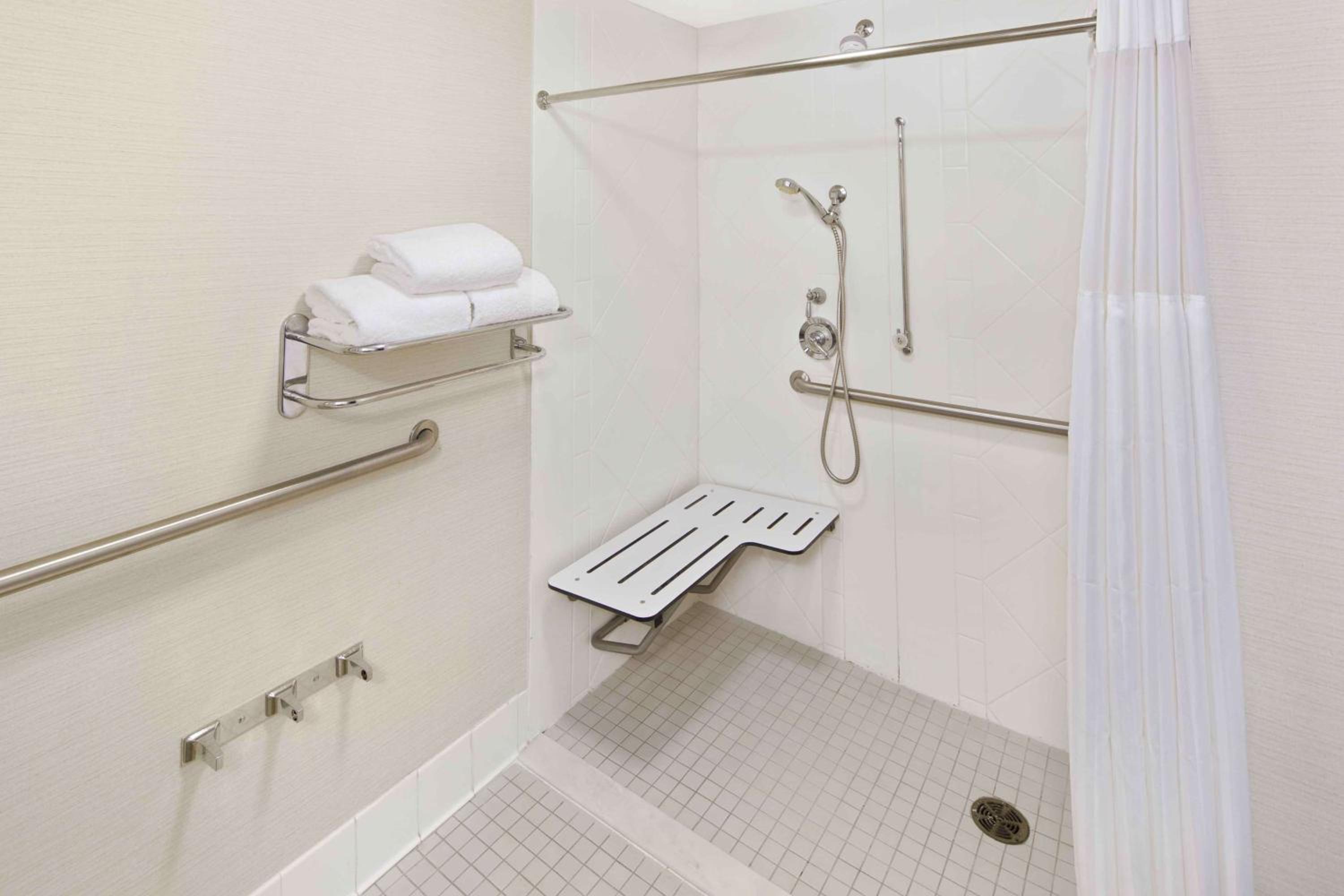 King Room with Roll-In Shower - Mobility Access - Photo 5