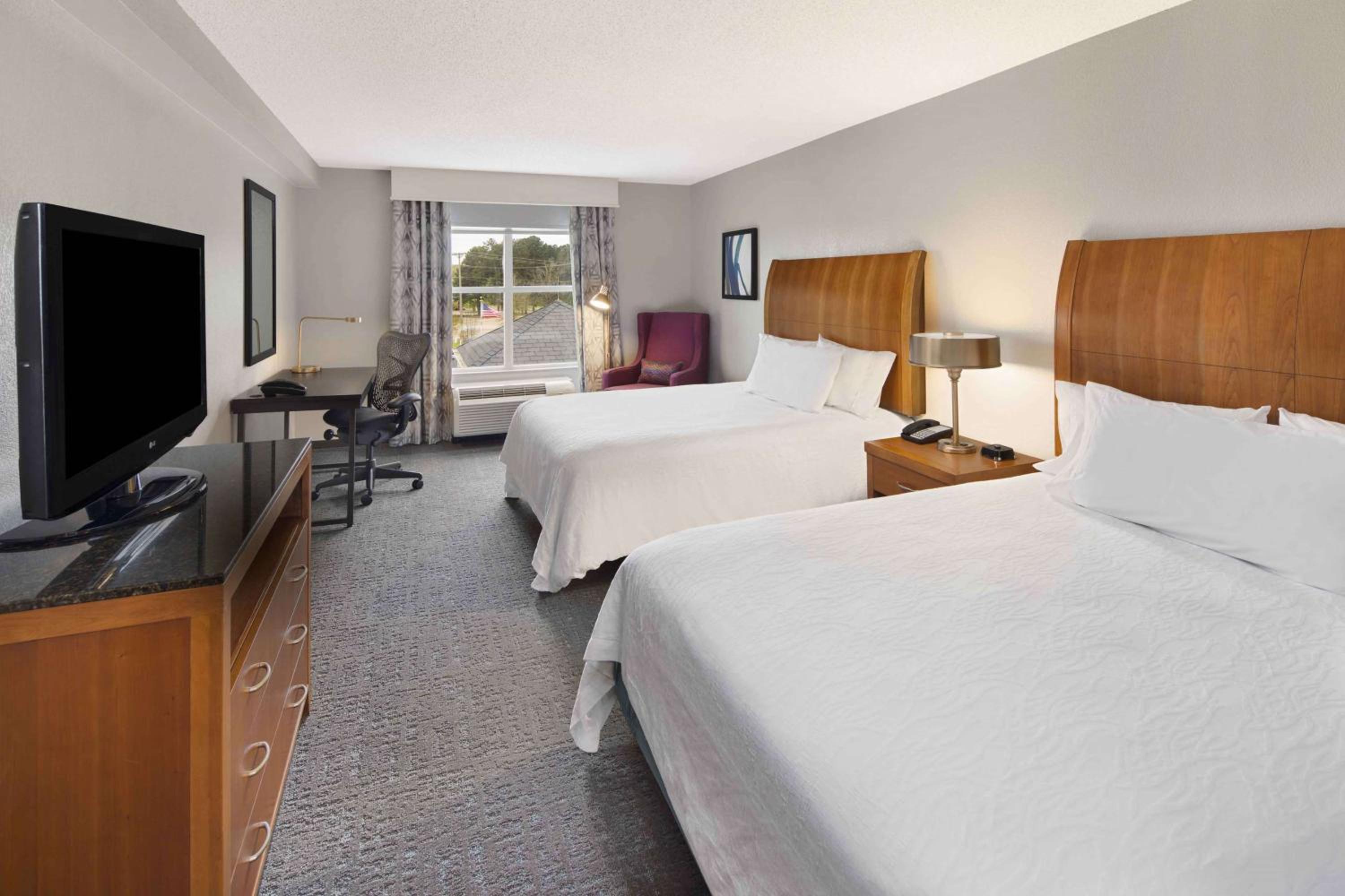 Queen Room with Two Queen Beds - Photo 4