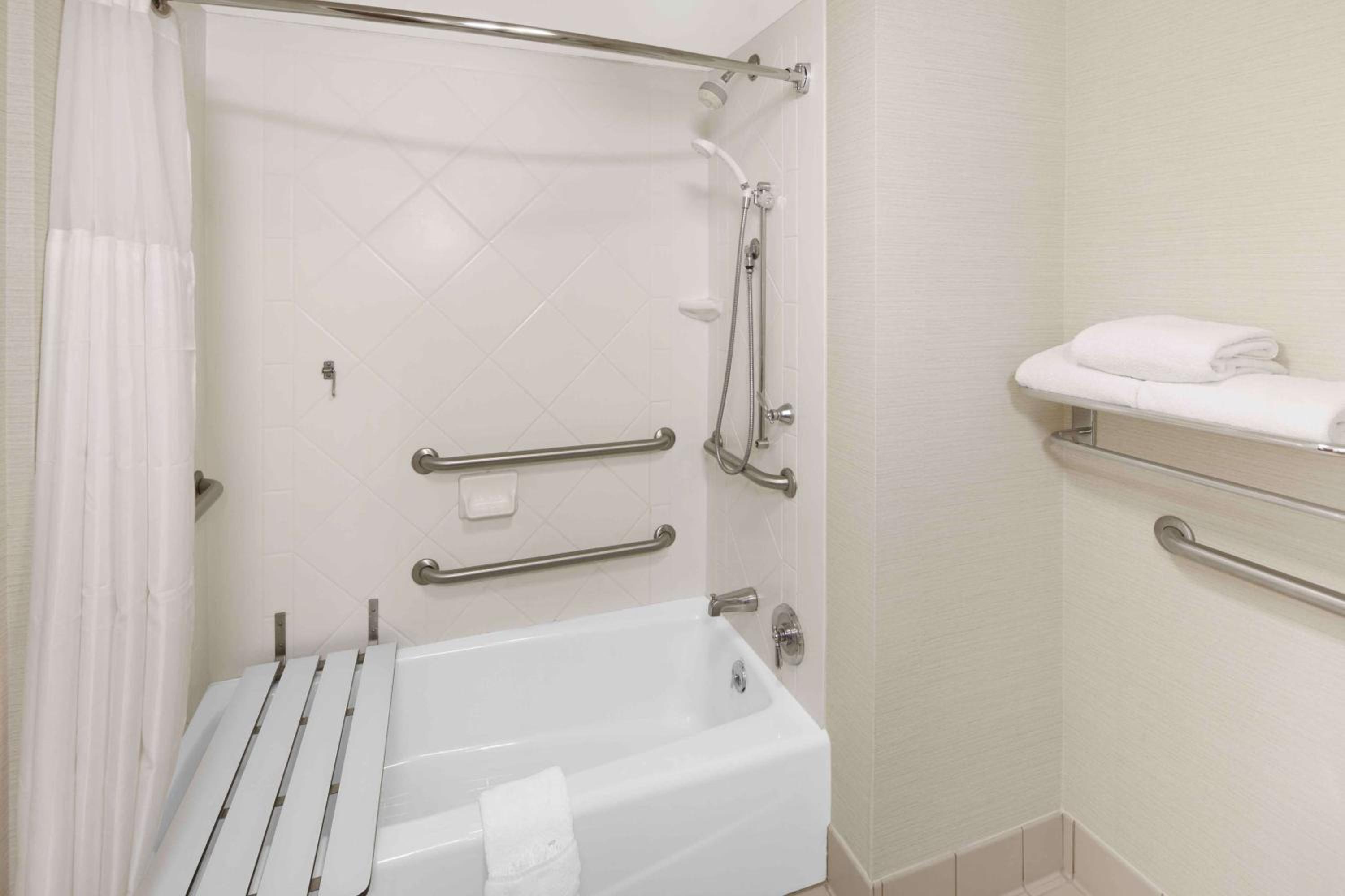 King Room with Accessible Tub - Mobility Access - Photo 4