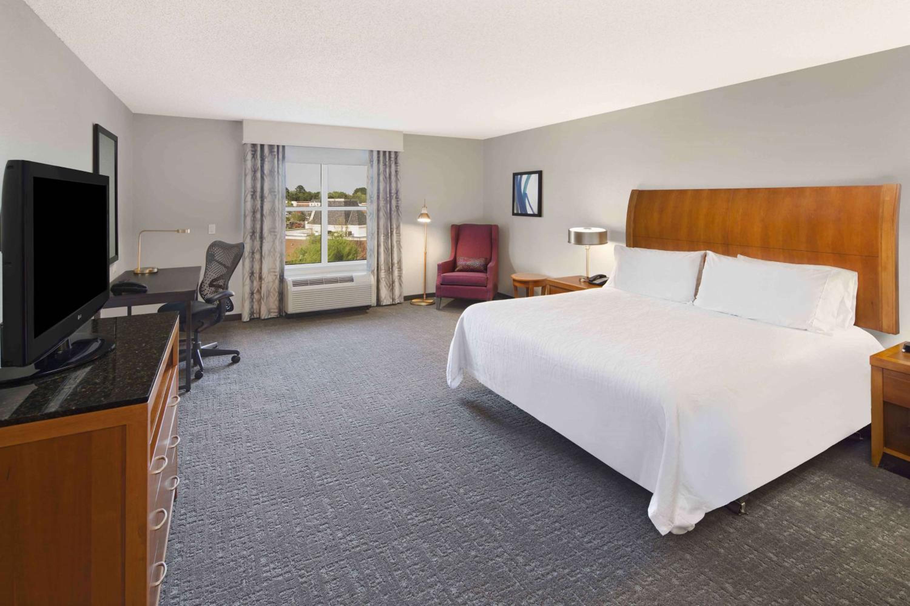 King Room with Accessible Tub - Mobility Access - Photo 1