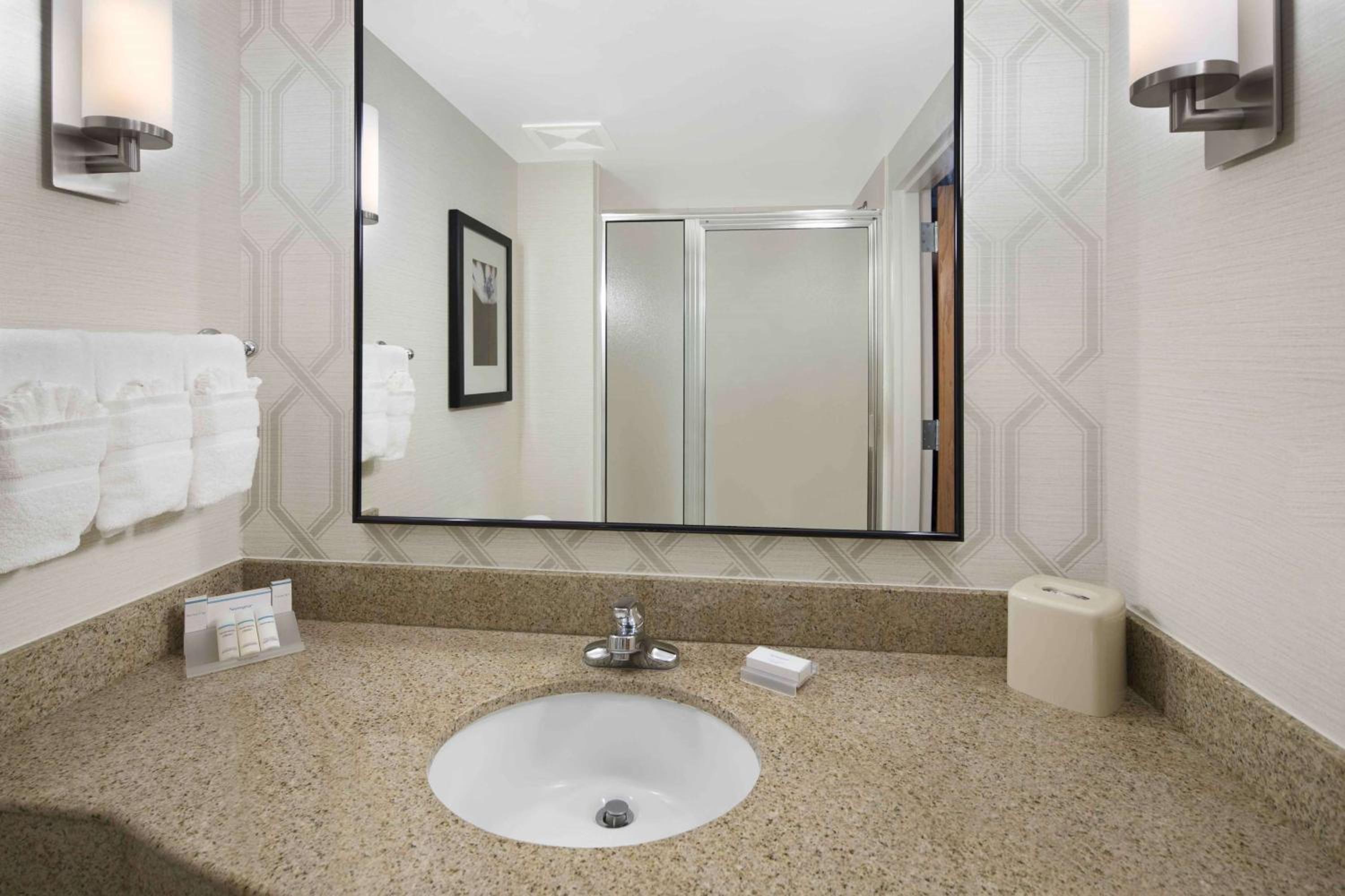Queen Room with Two Queen Beds - Photo 3