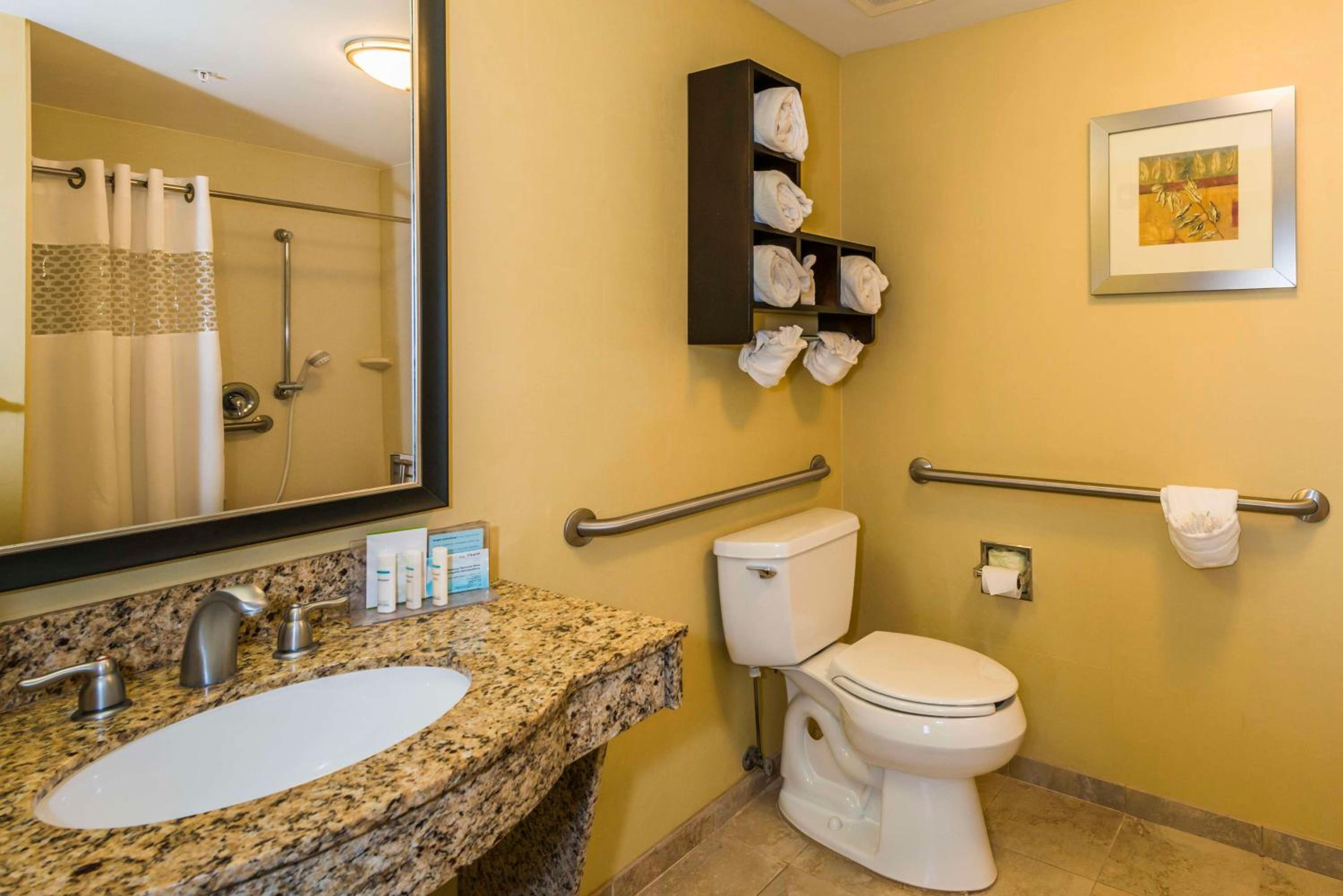 Studio with Two Queen Beds and Roll-In Shower - Mobility and Hearing Access/Non-Smoking photo 2