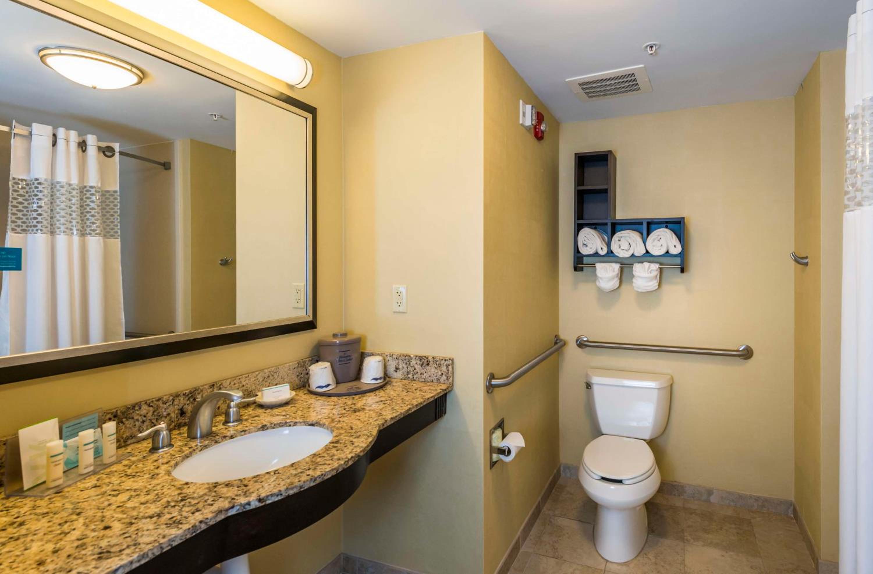 Queen Studio Suite with Two Queen Beds - Non-Smoking - Photo 3