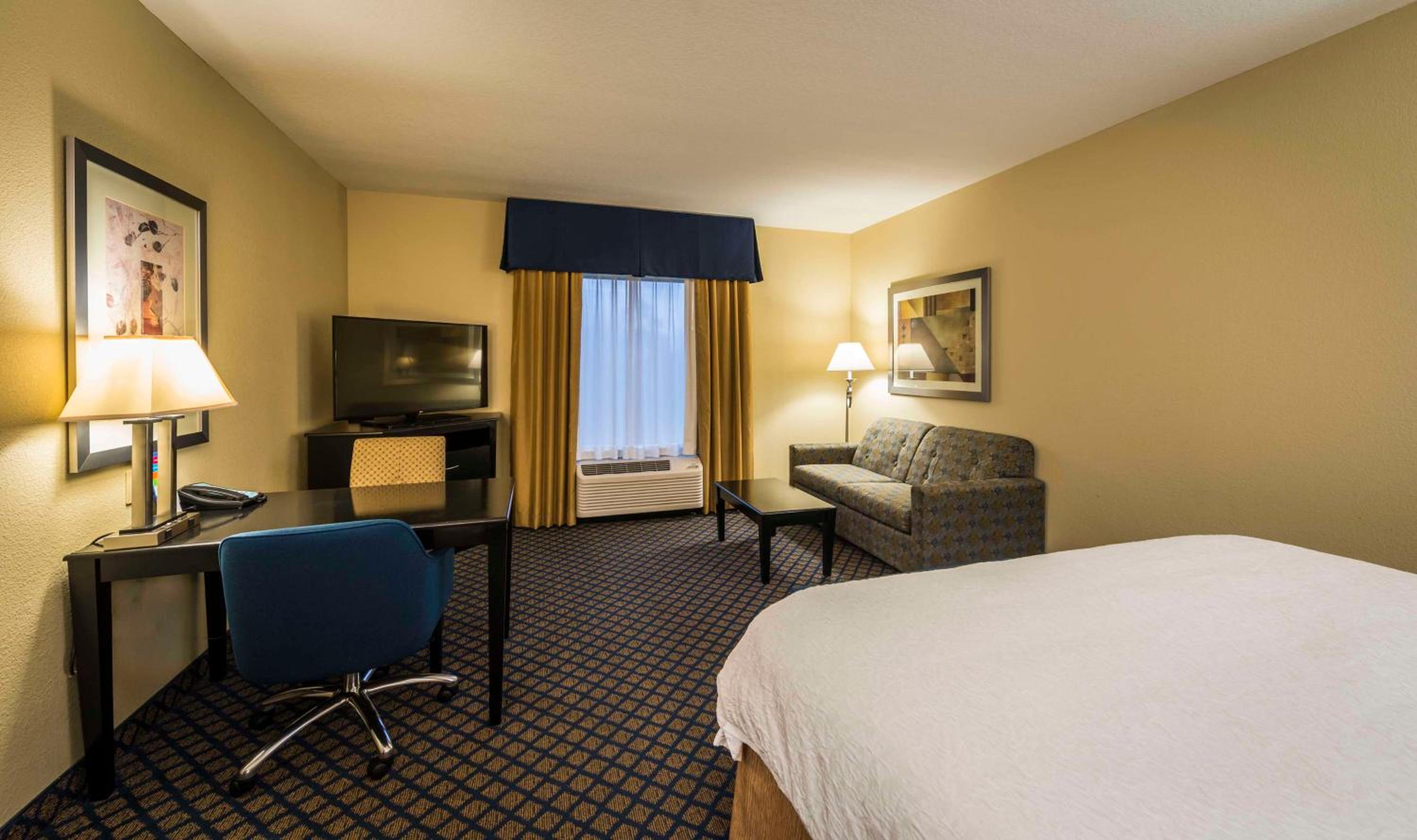 King Room with King Bed - Non-Smoking - Photo 4