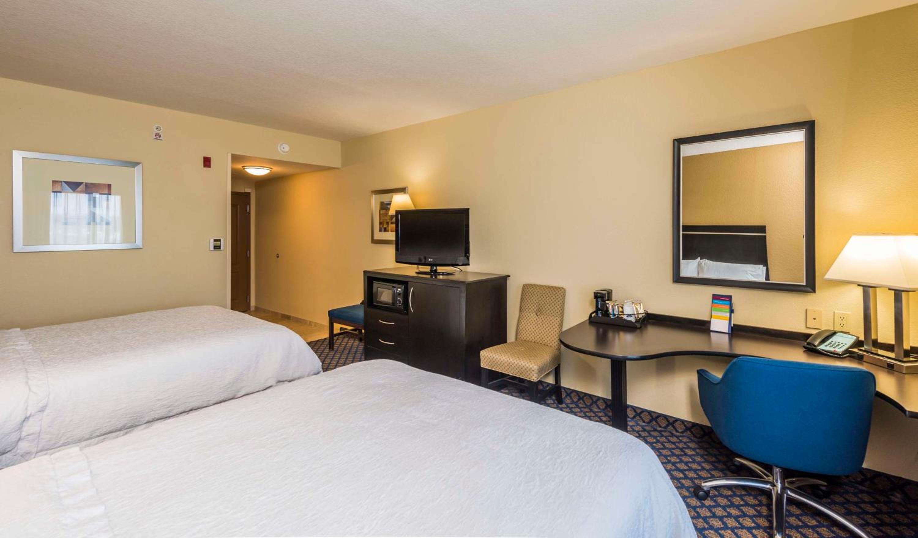 Room with Two Queen Beds - Non-Smoking - Photo 2