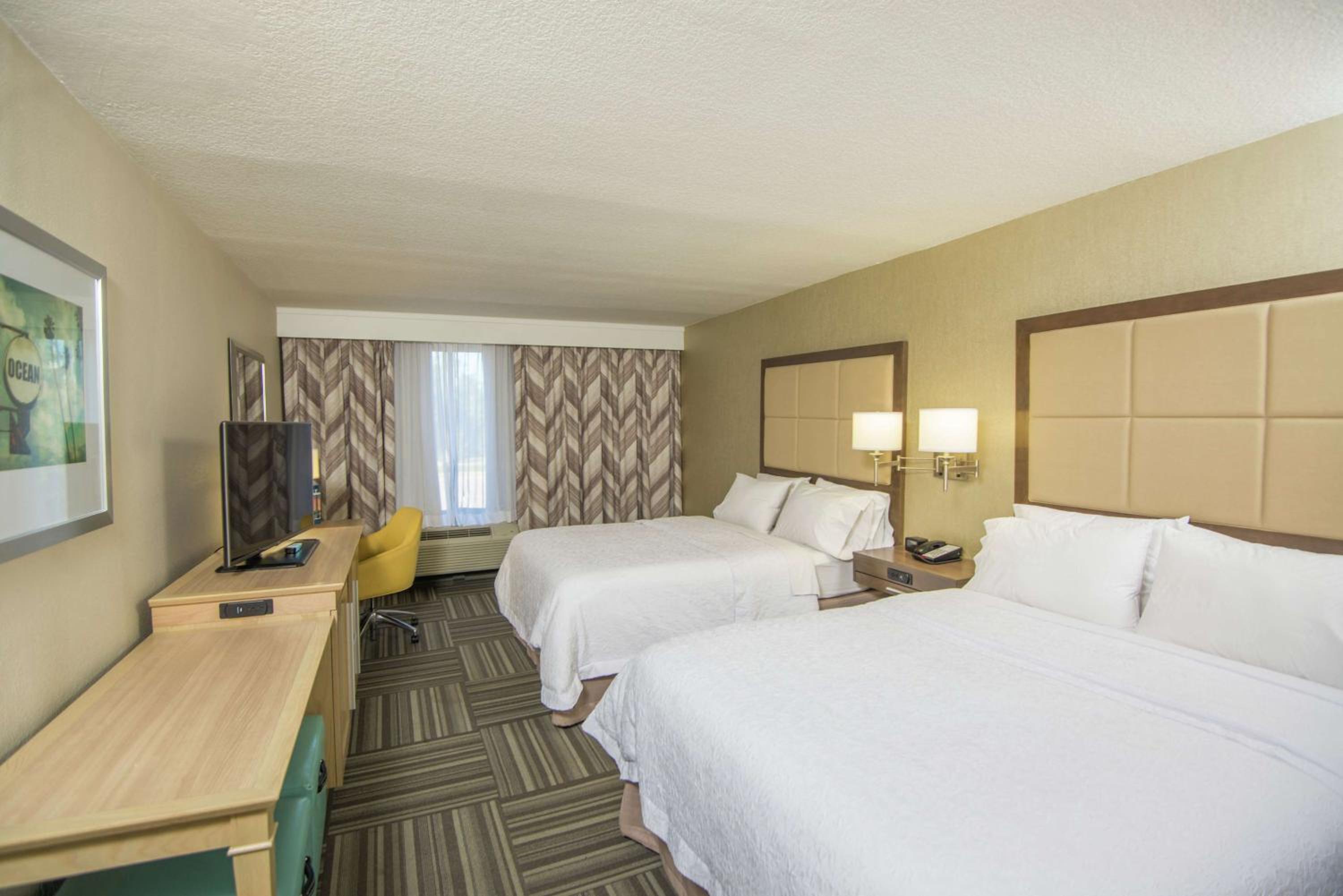 Queen Room with Two Queen Beds (4 Adults) photo 1