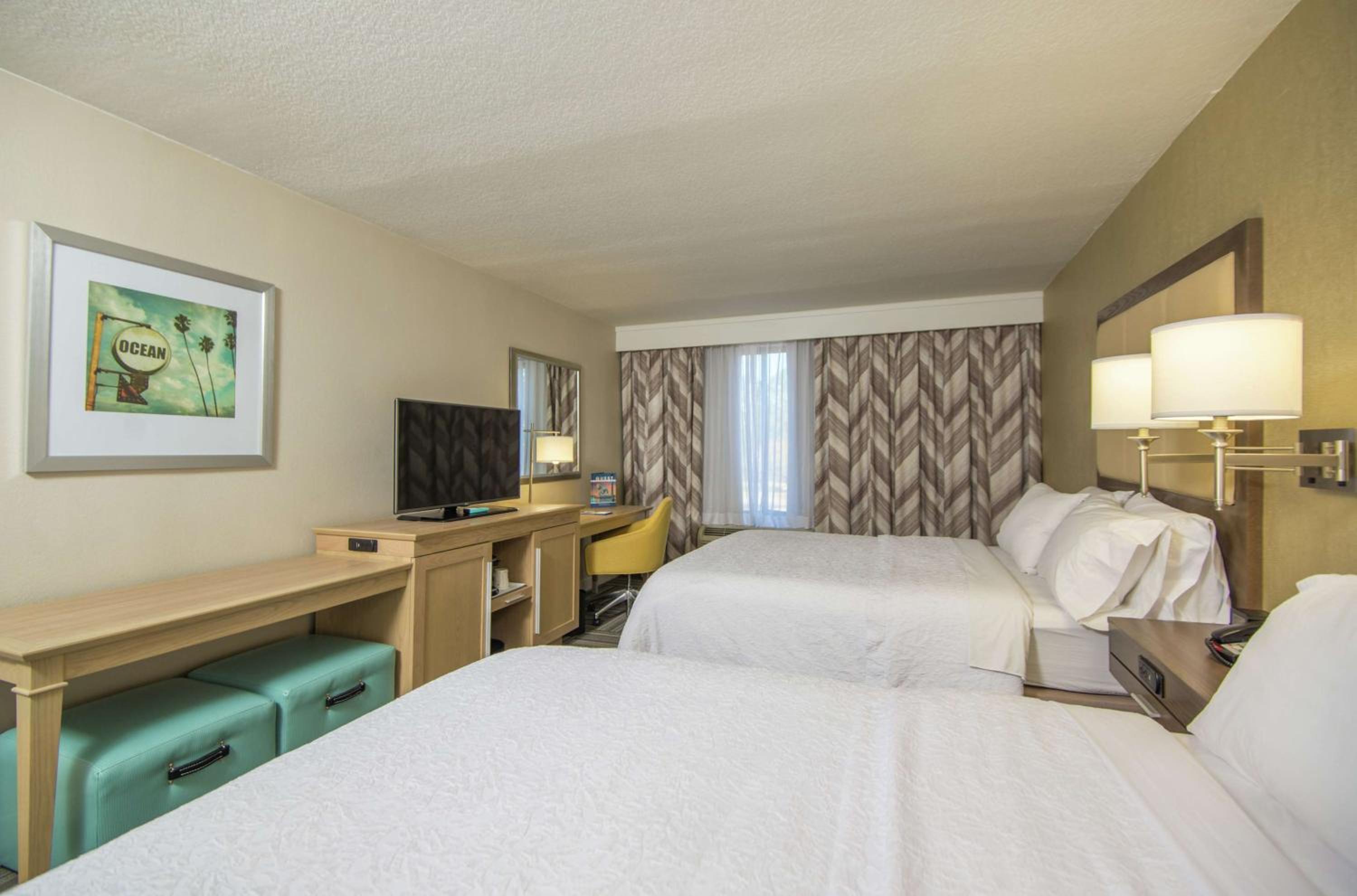 Queen Room with Two Queen Beds (4 Adults) photo 2