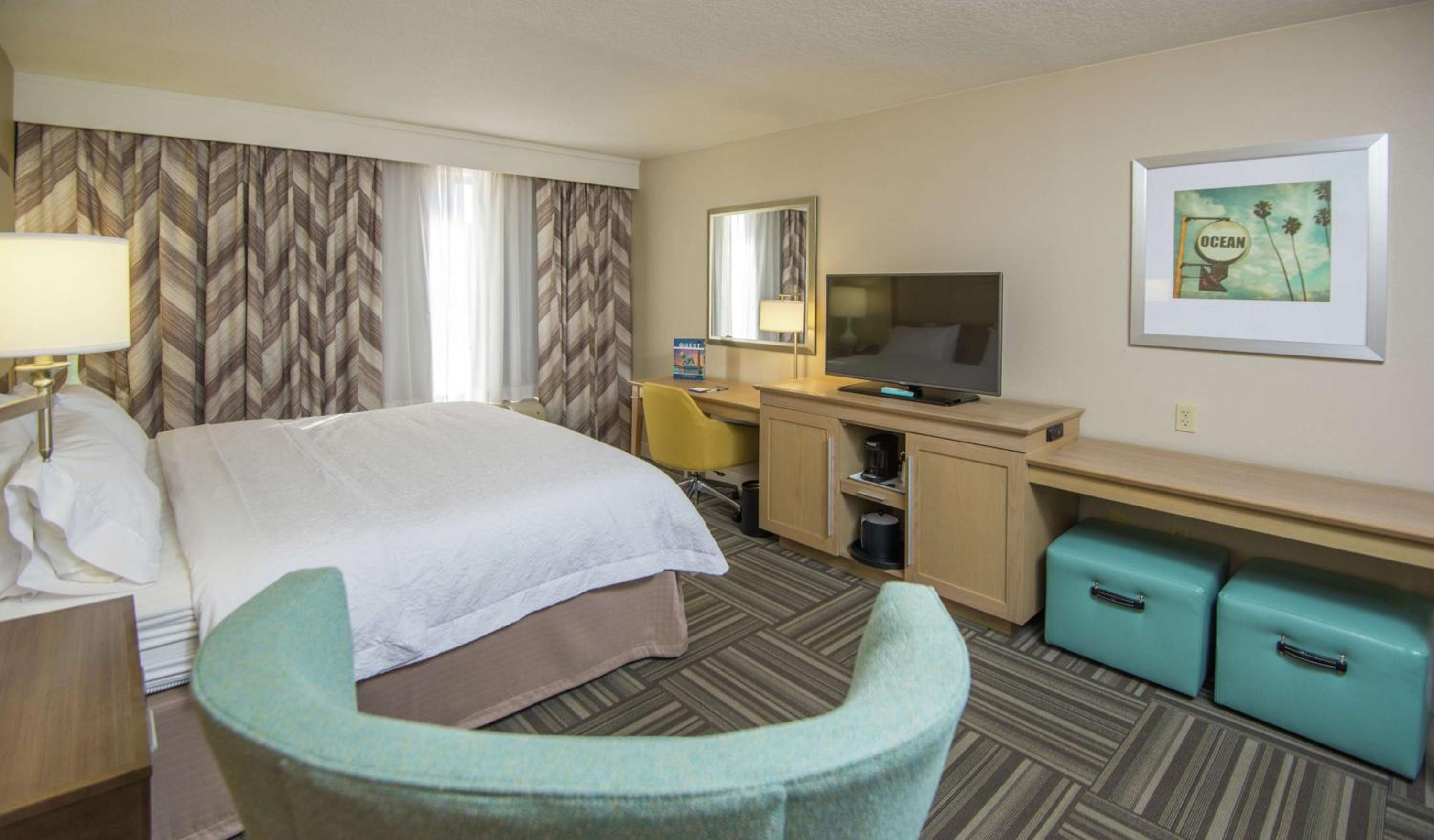 King Room with Accessible Tub - Mobility and Hearing Access/Non-Smoking - Photo 3