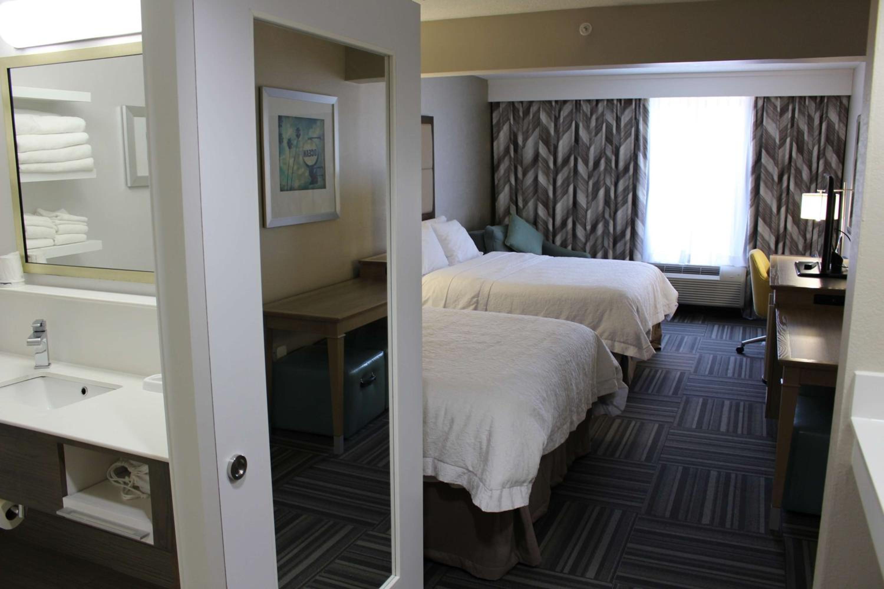 Executive Queen Room with Two Queen Beds - Photo 1