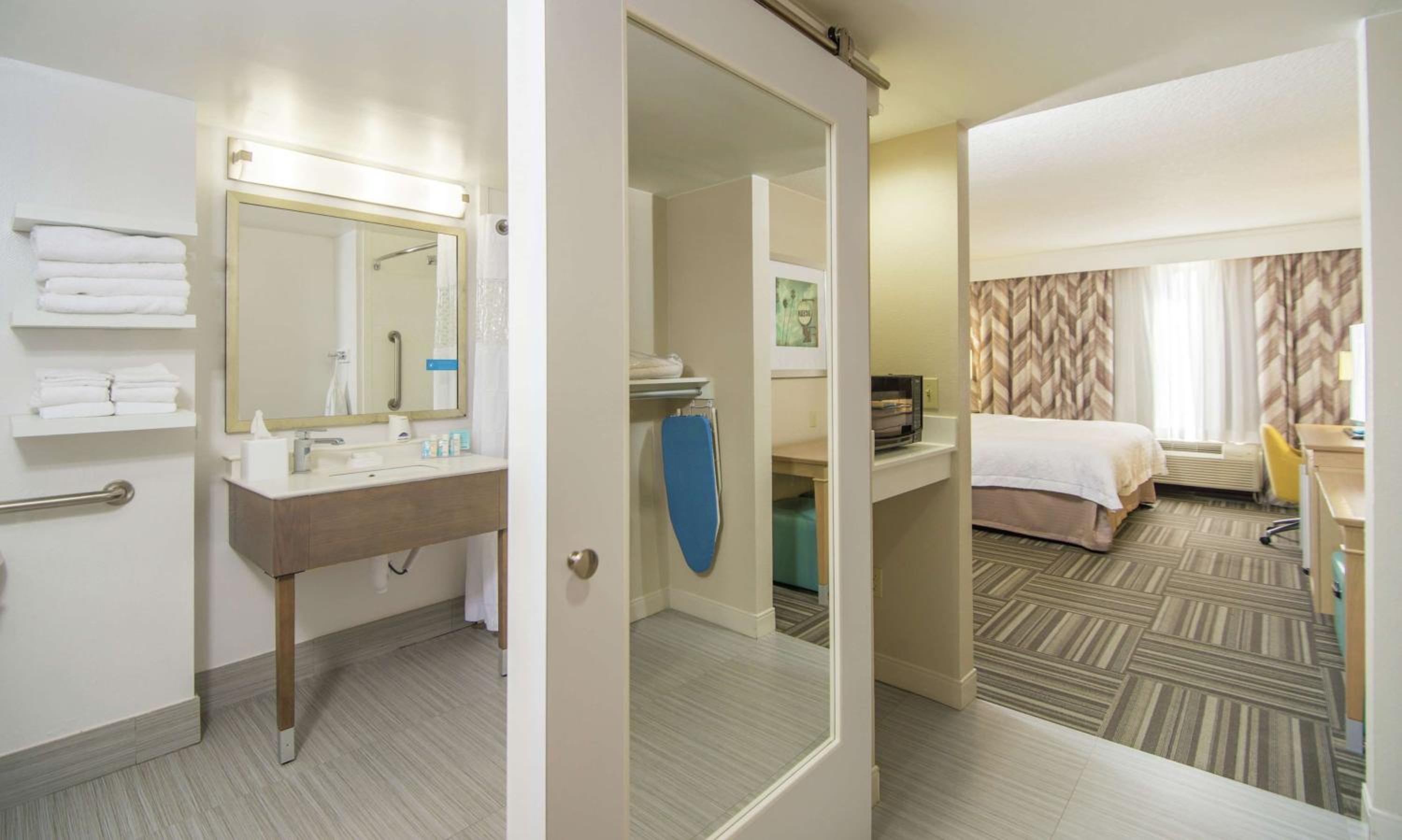 King Room with Accessible Tub - Mobility and Hearing Access/Non-Smoking - Photo 2