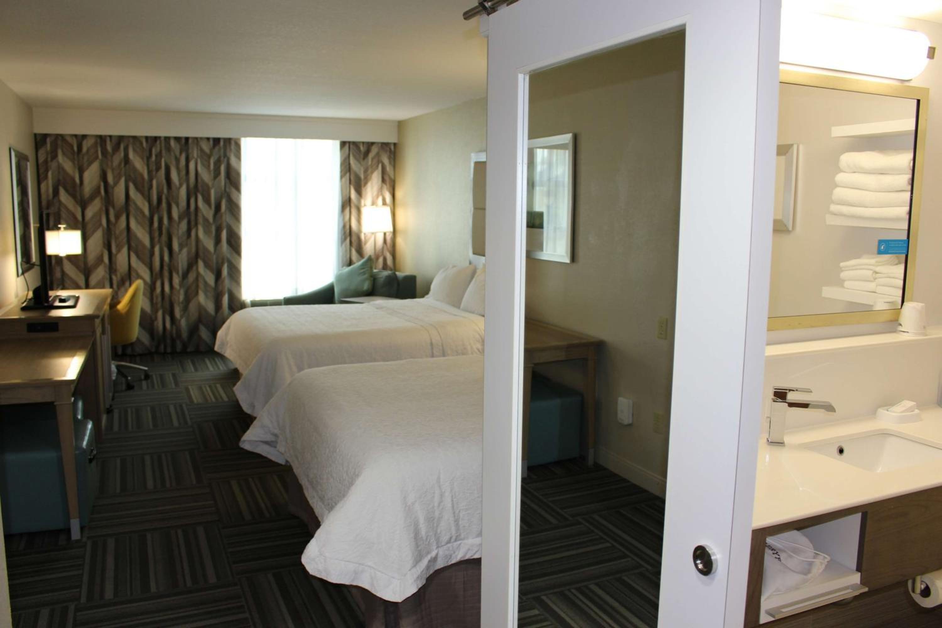 Executive Queen Room with Two Queen Beds - Photo 4