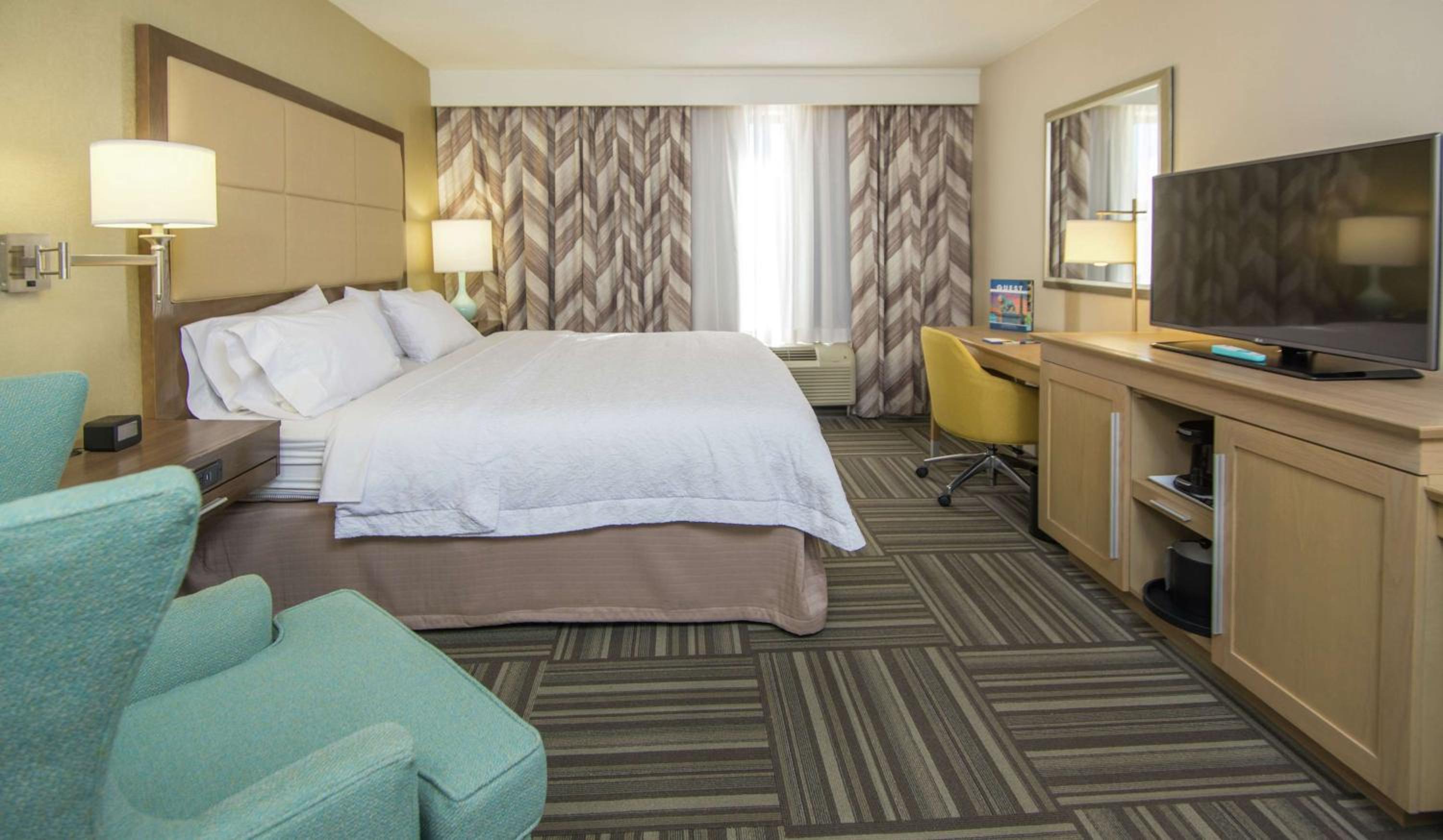 King Room with Accessible Tub - Mobility and Hearing Access/Non-Smoking - Photo 5
