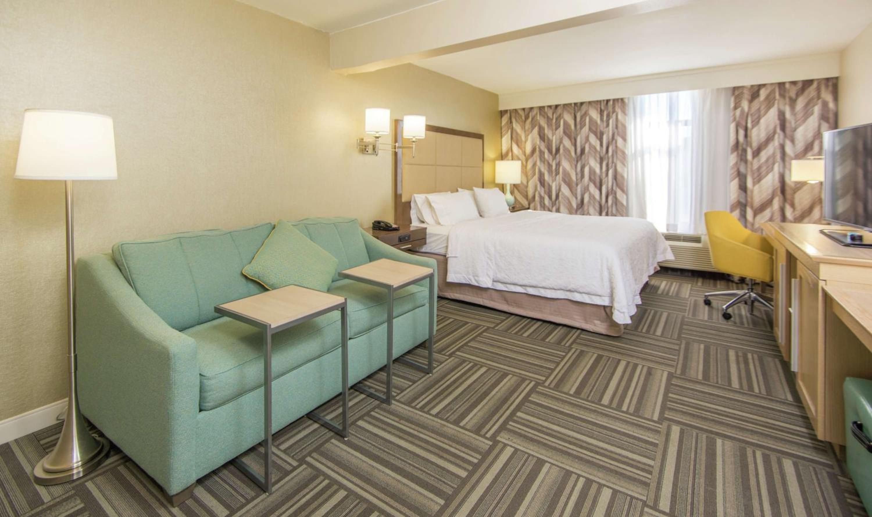 King Room with Sofa Bed - Non-Smoking photo 2