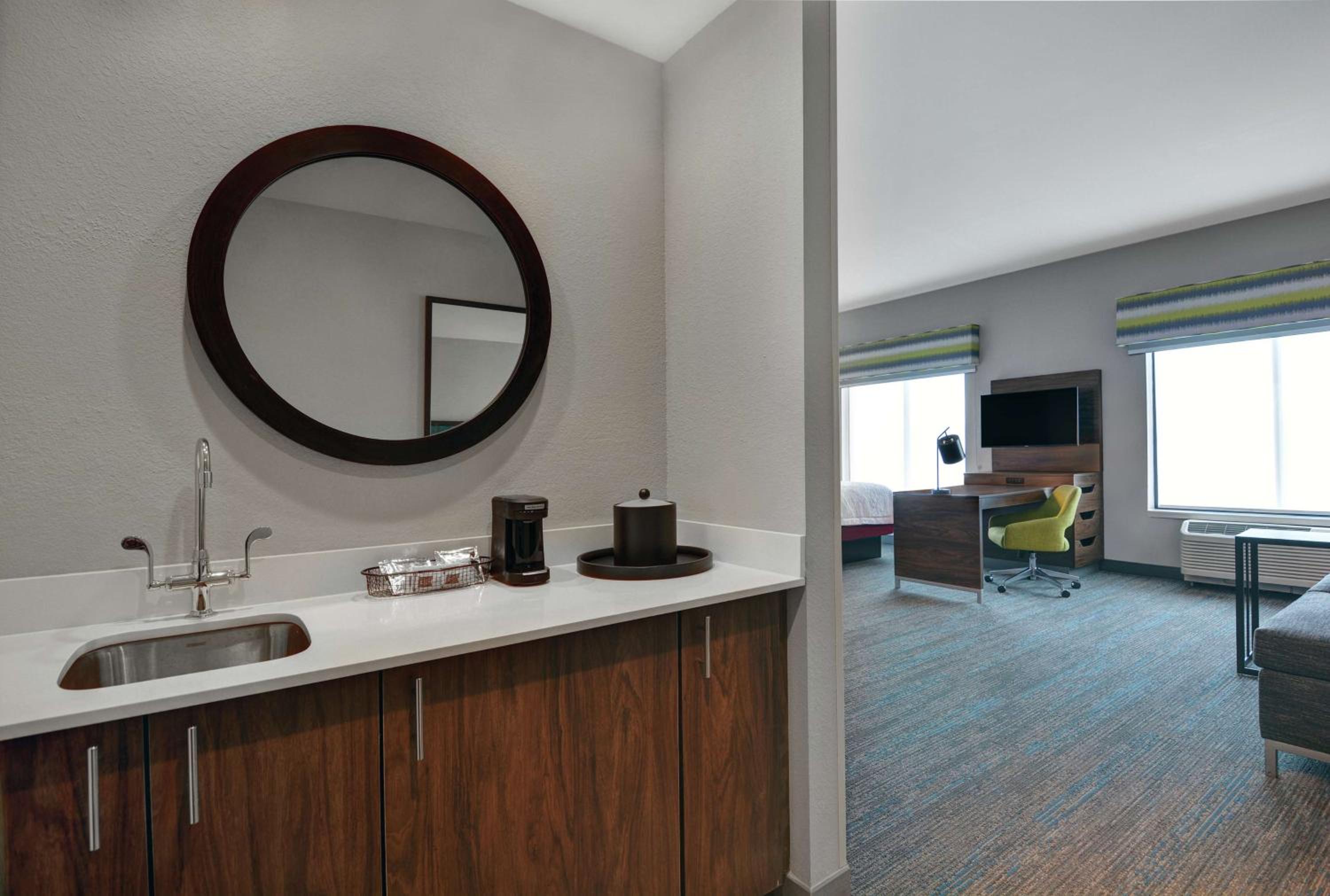 King Studio Suite - Non-Smoking - Photo 4