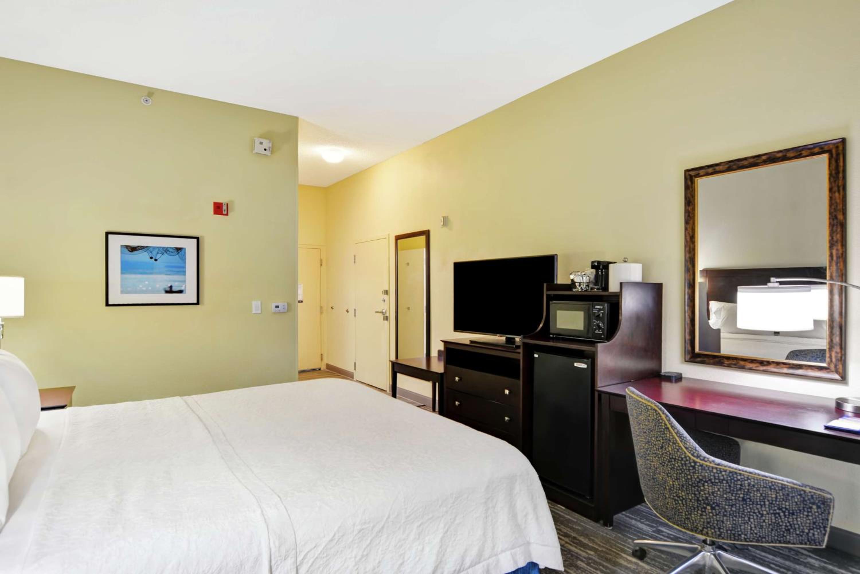 King Room with Bath Tub - Disability Access/Non-Smoking  - Photo 2