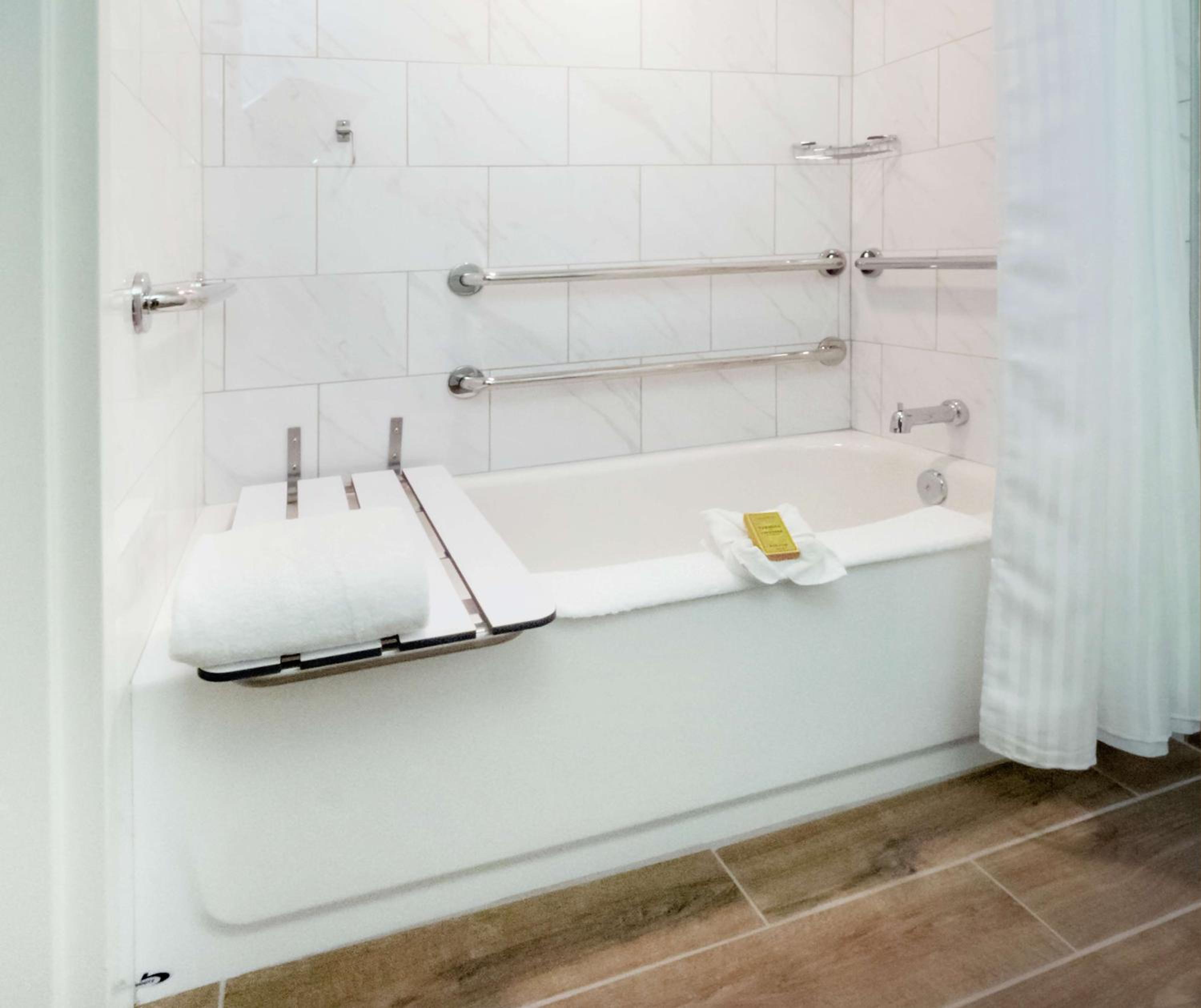 King Room with Bath Tub - Mobility Access - Photo 3