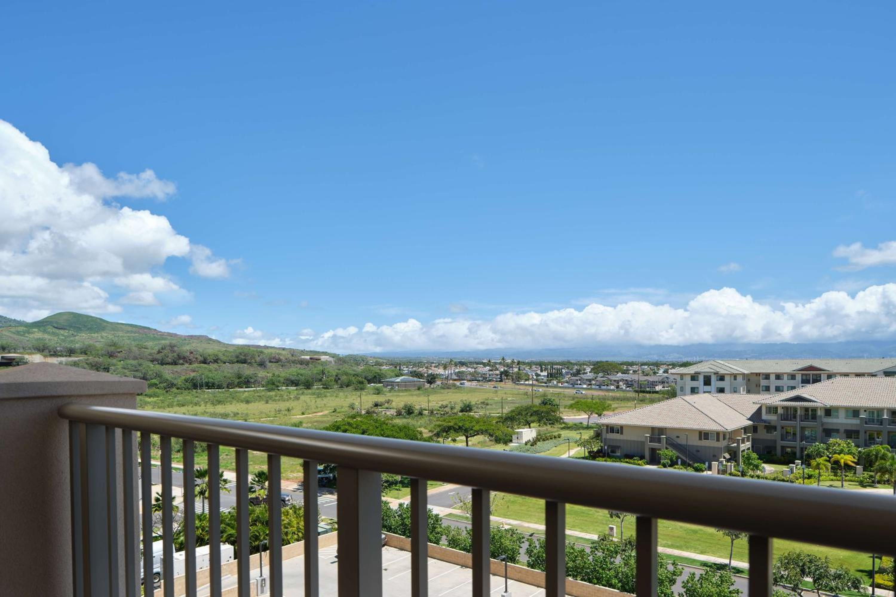 One-Bedroom King Suite with Balcony thumbnail 6