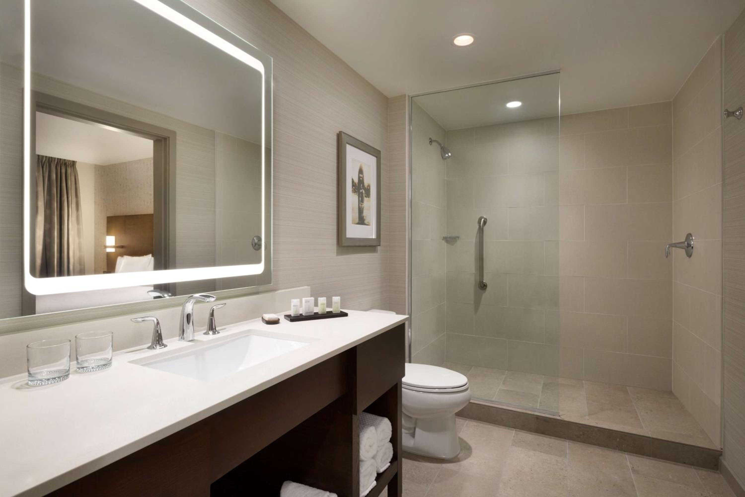 One-Bedroom King Suite with Balcony thumbnail 5