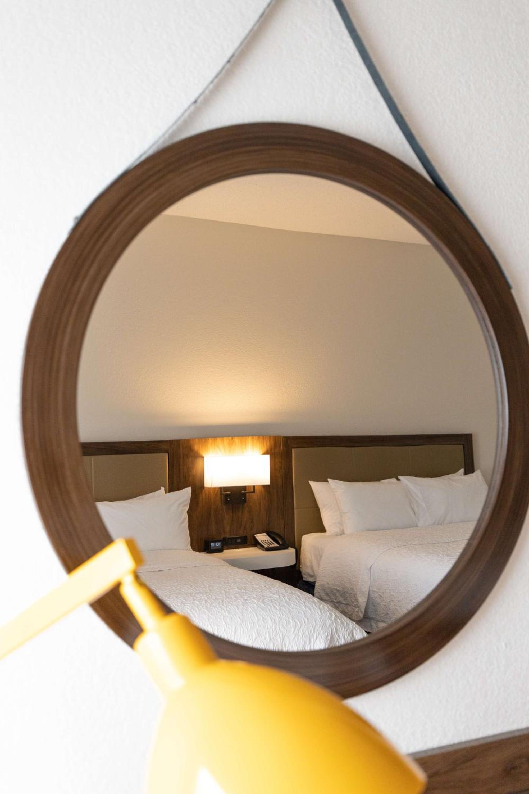 Queen Room with Two Queen Beds (4 Adults) - Photo 2