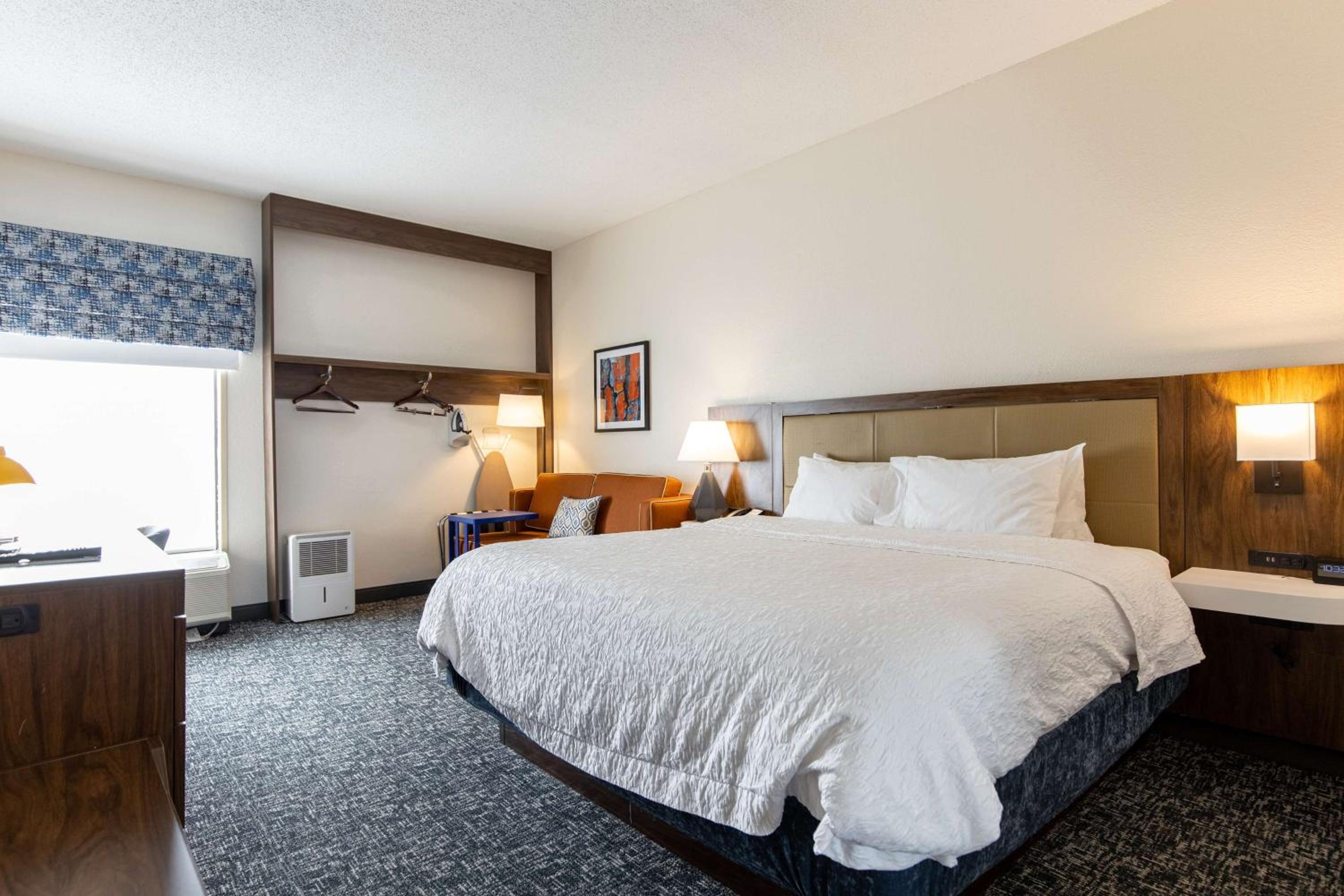King Room - Non-Smoking - Photo 2