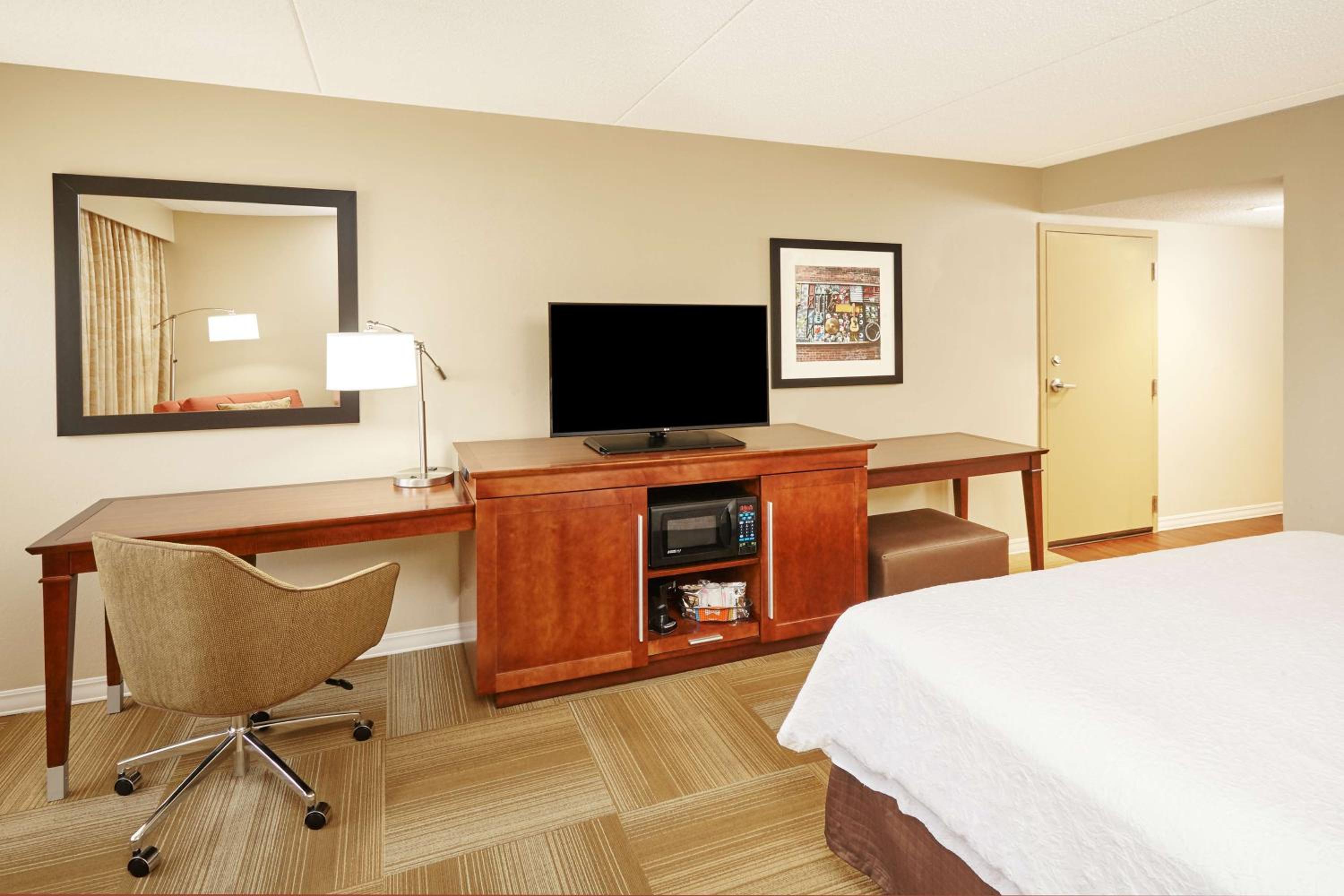 King Room with King Bed - Non-Smoking