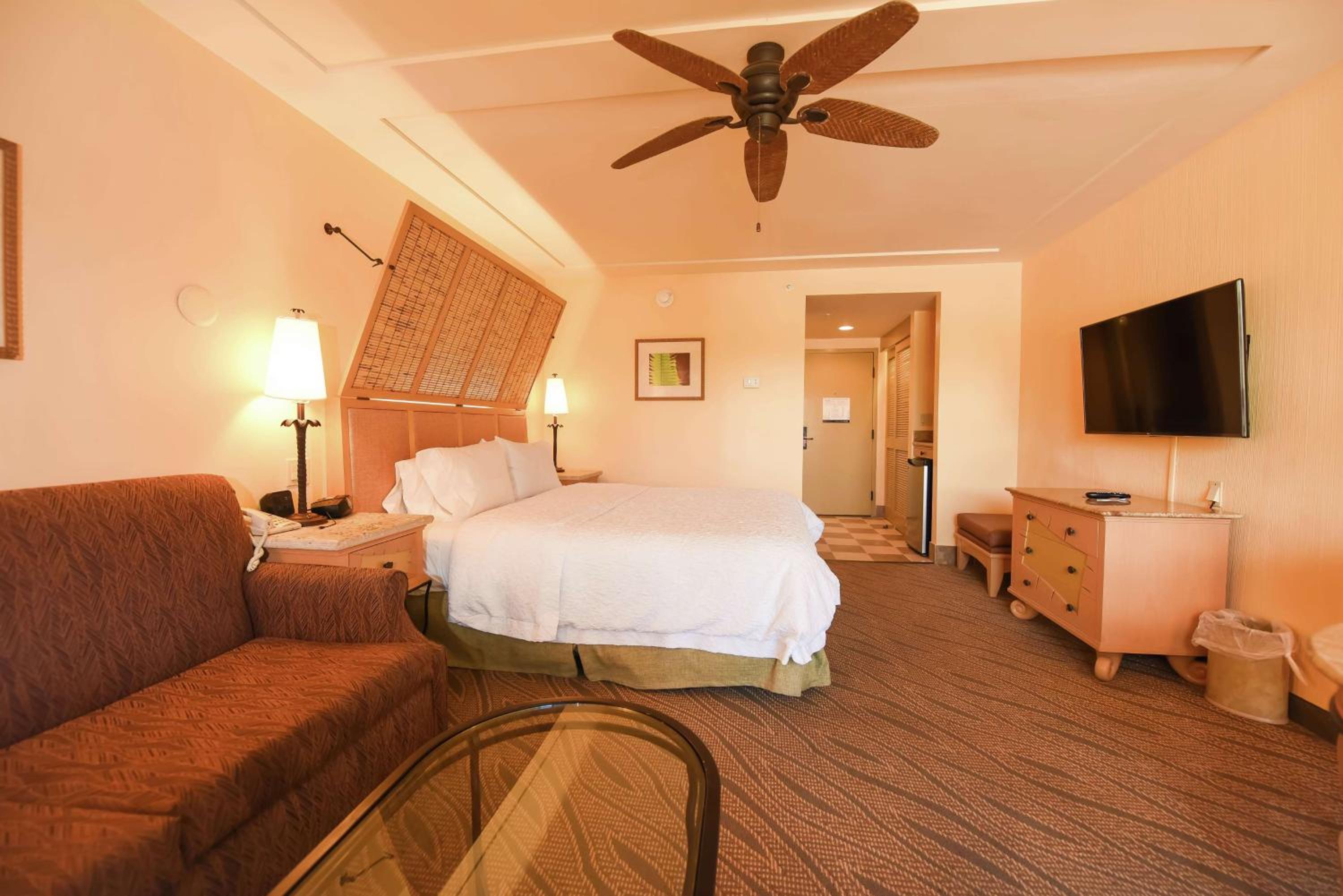 King Room with Sofa Bed - Non-Smoking photo 3