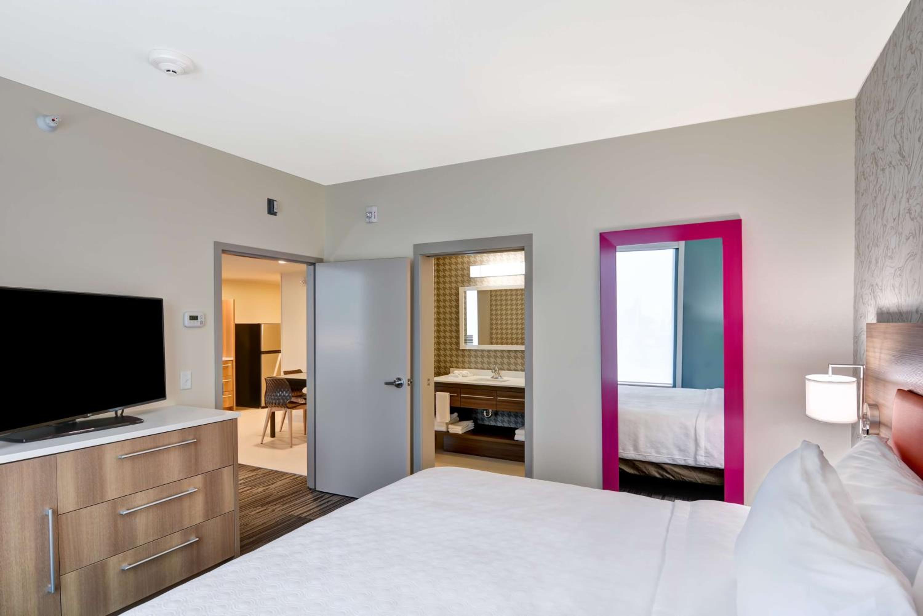 One-Bedroom King Suite - Non-Smoking photo 3
