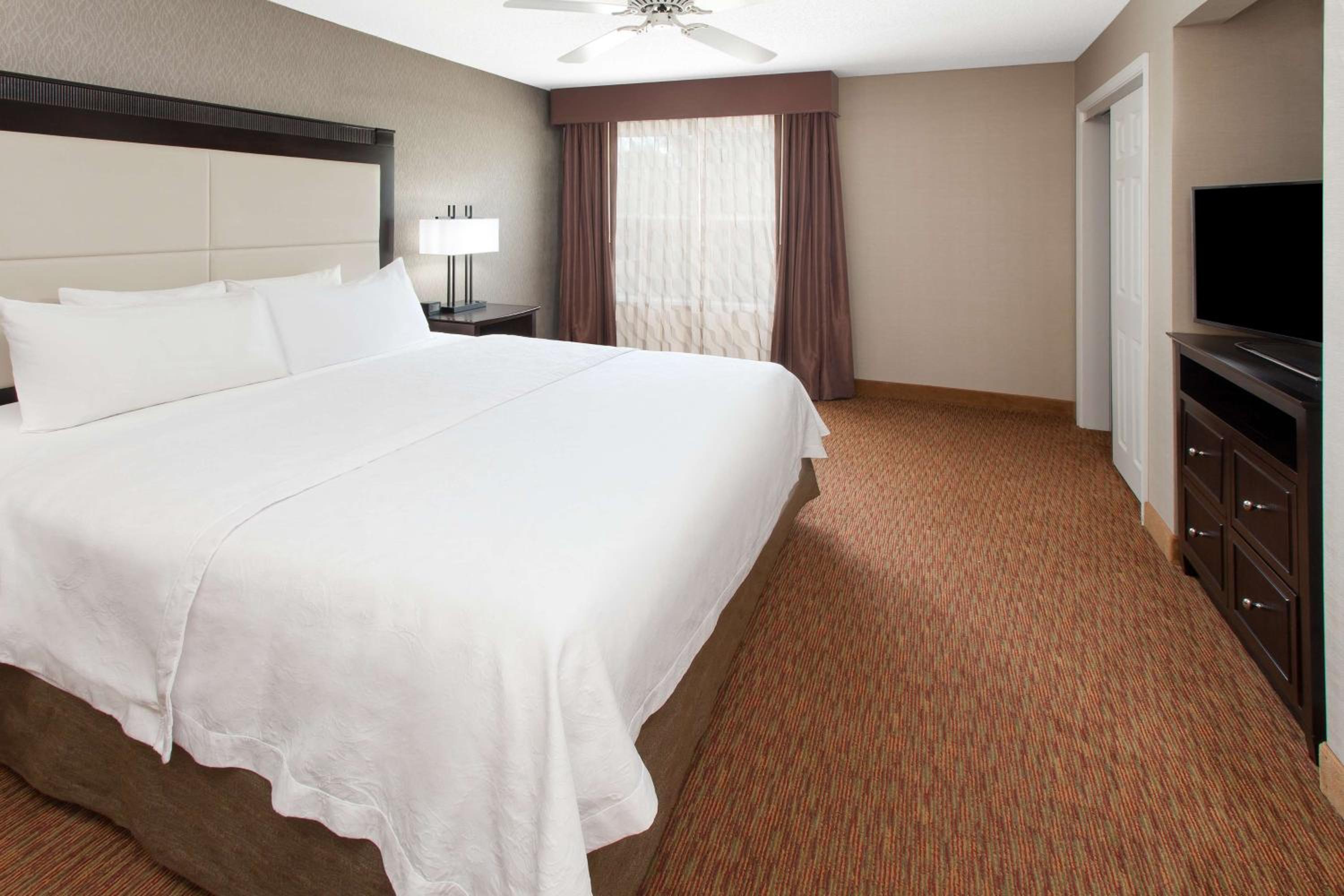 Two-Bedroom Suite with One King Bed & Two Double Beds - Photo 2