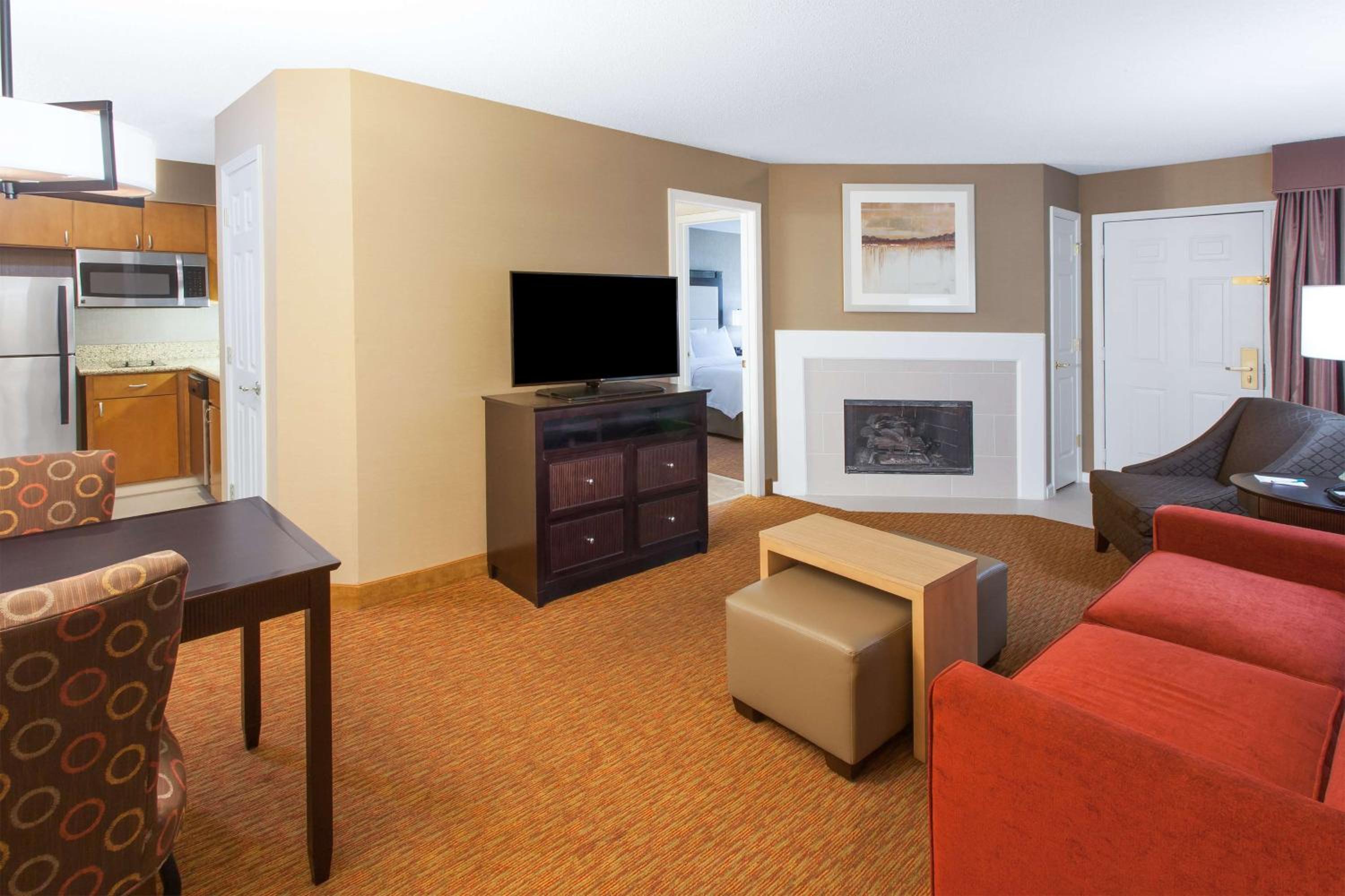 Two-Bedroom Suite with One King Bed & Two Double Beds - Photo 4