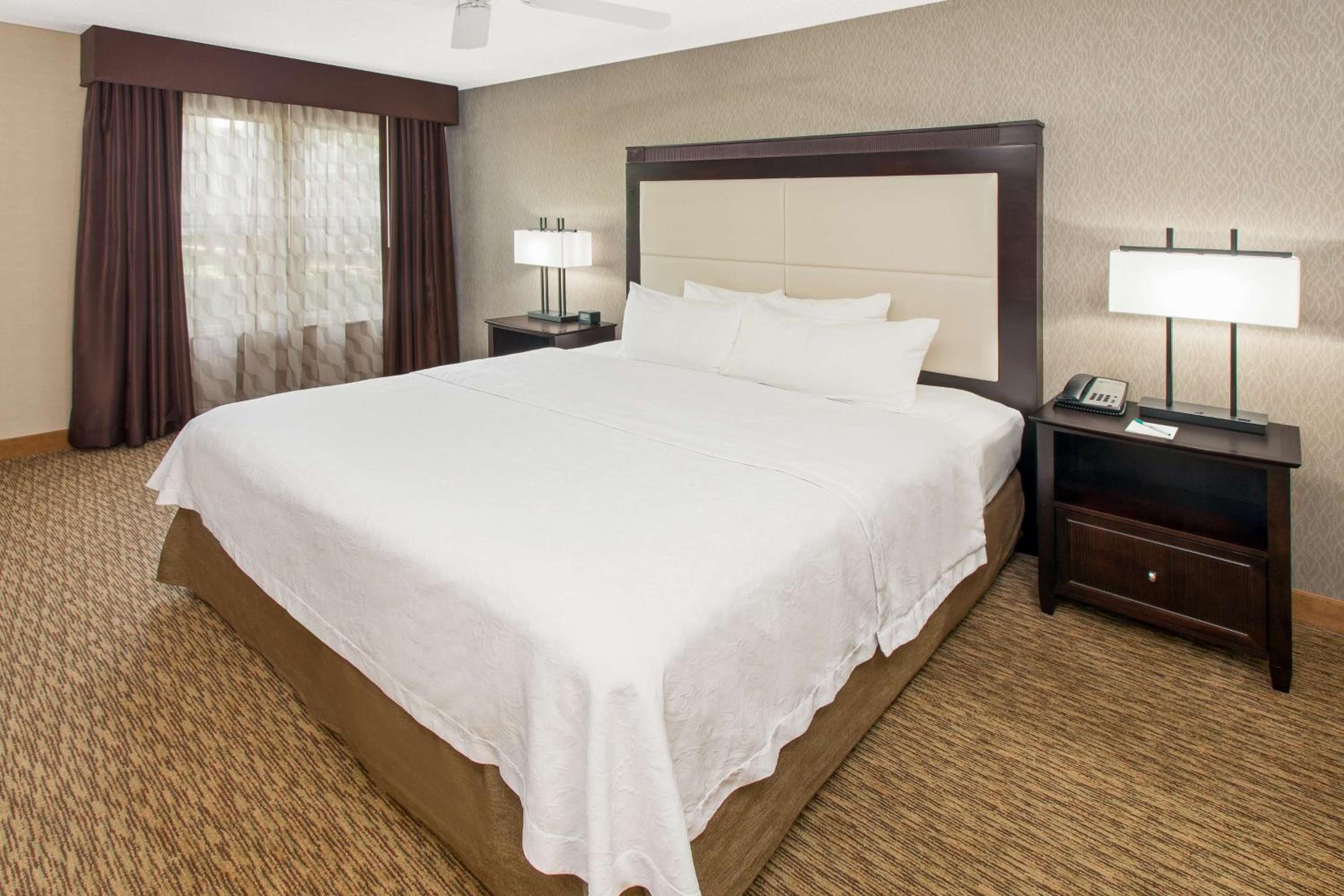 One-Bedroom King Suite with Fireplace - Non-Smoking  - Photo 1