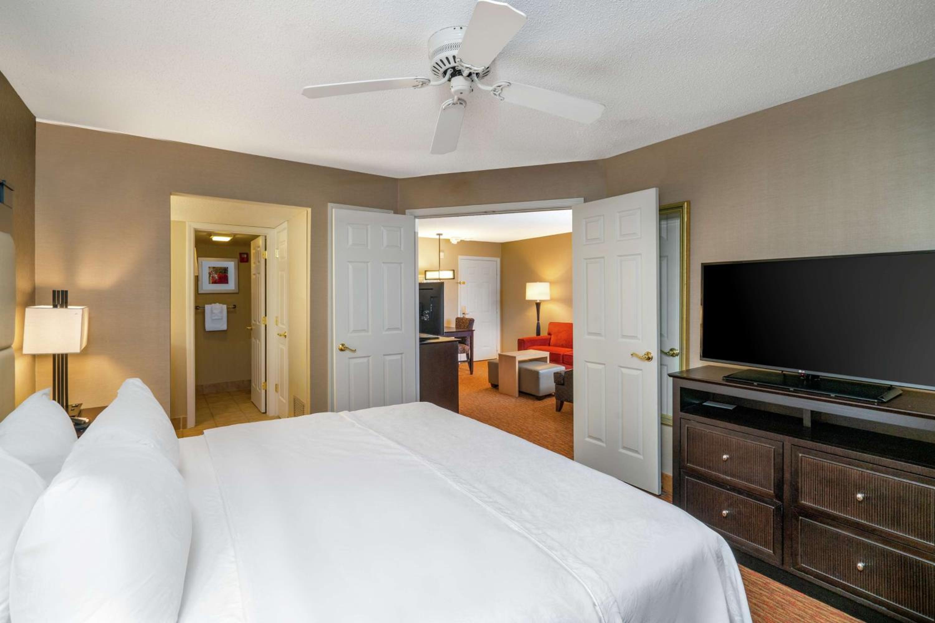 King Suite - Hearing Access/Non-Smoking - Photo 3