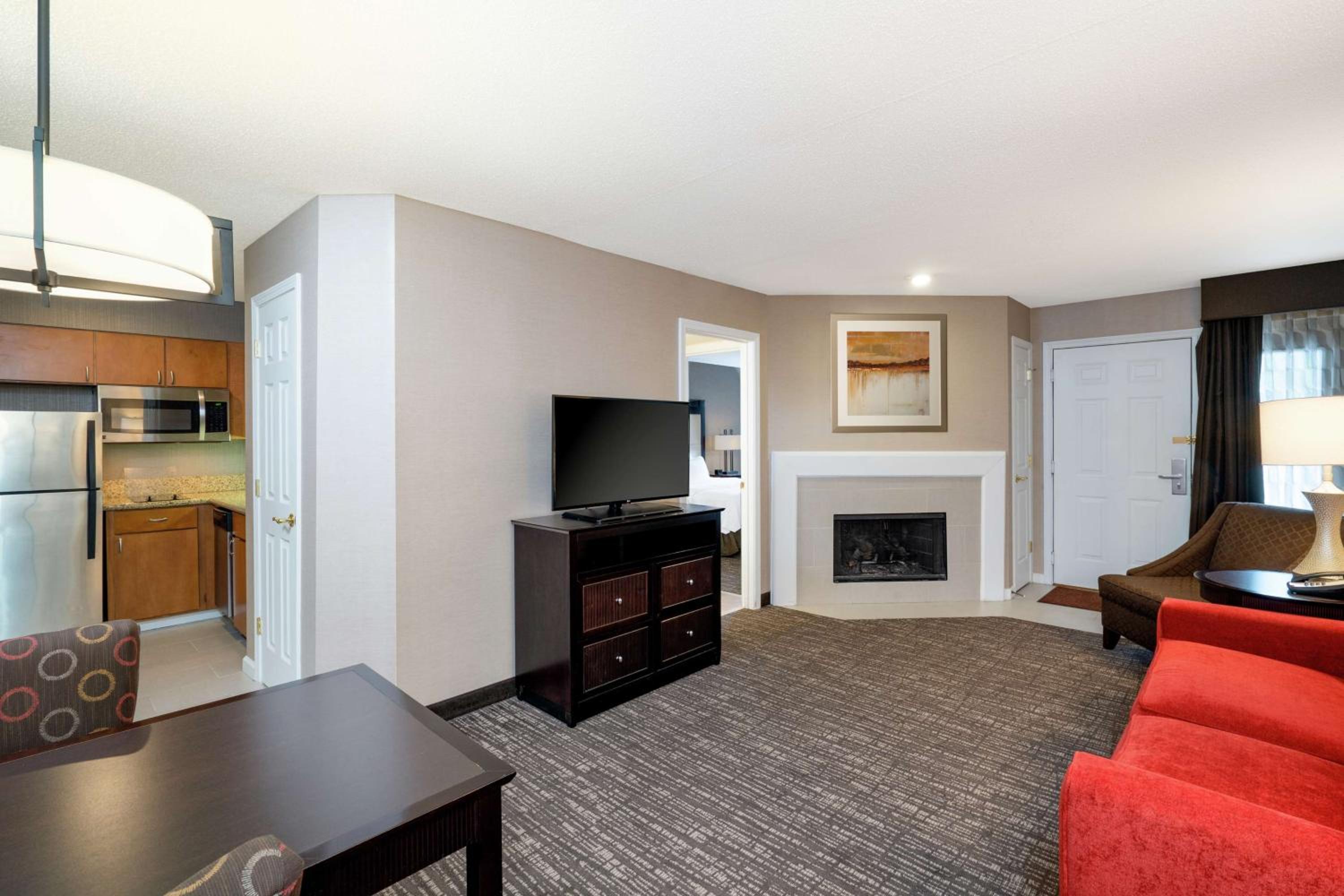One-Bedroom Queen Suite with Two Queen Beds - Photo 3