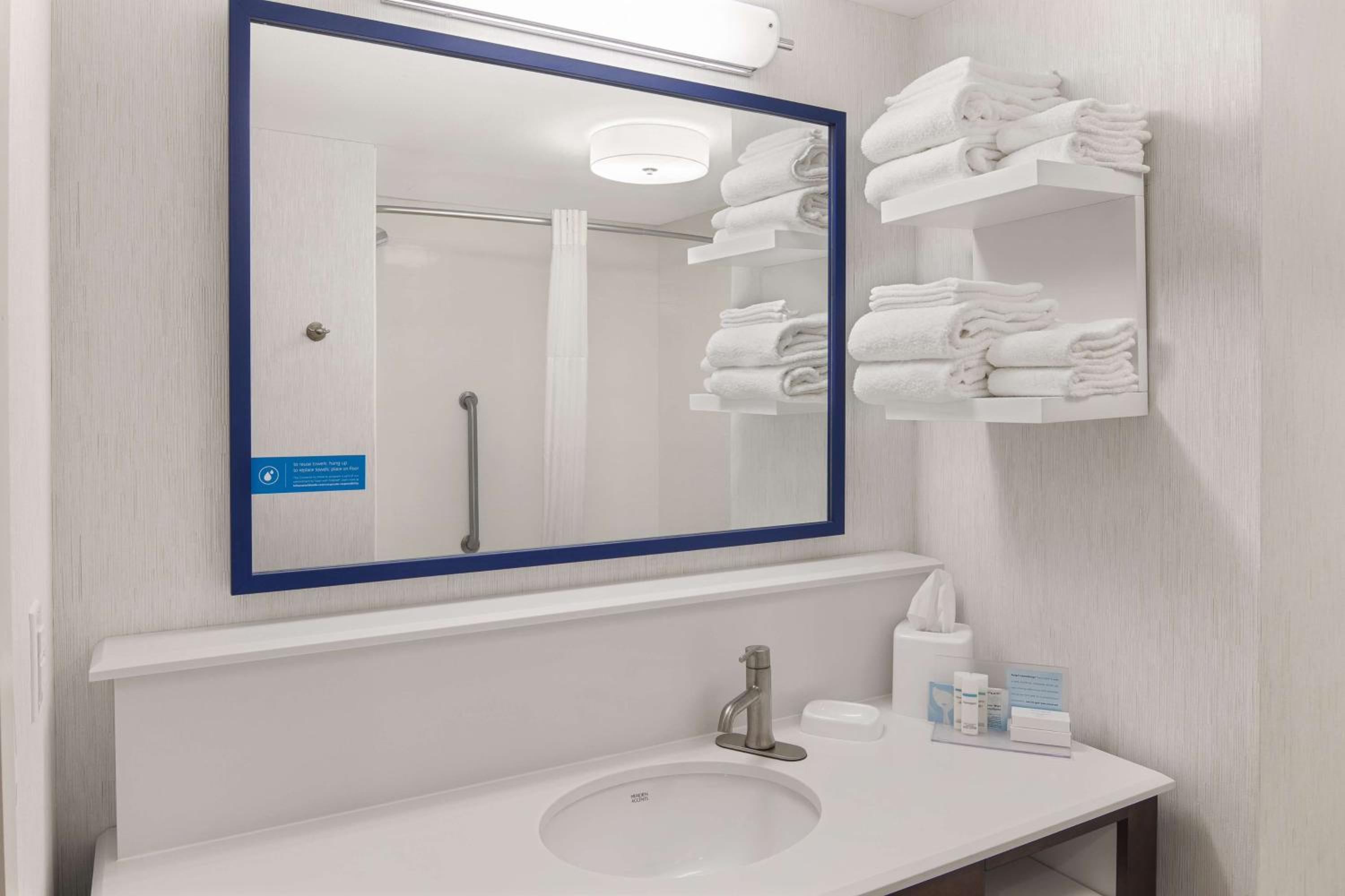 Queen Room with Bath Tub - Hearing Accessible - Non-Smoking - Photo 4