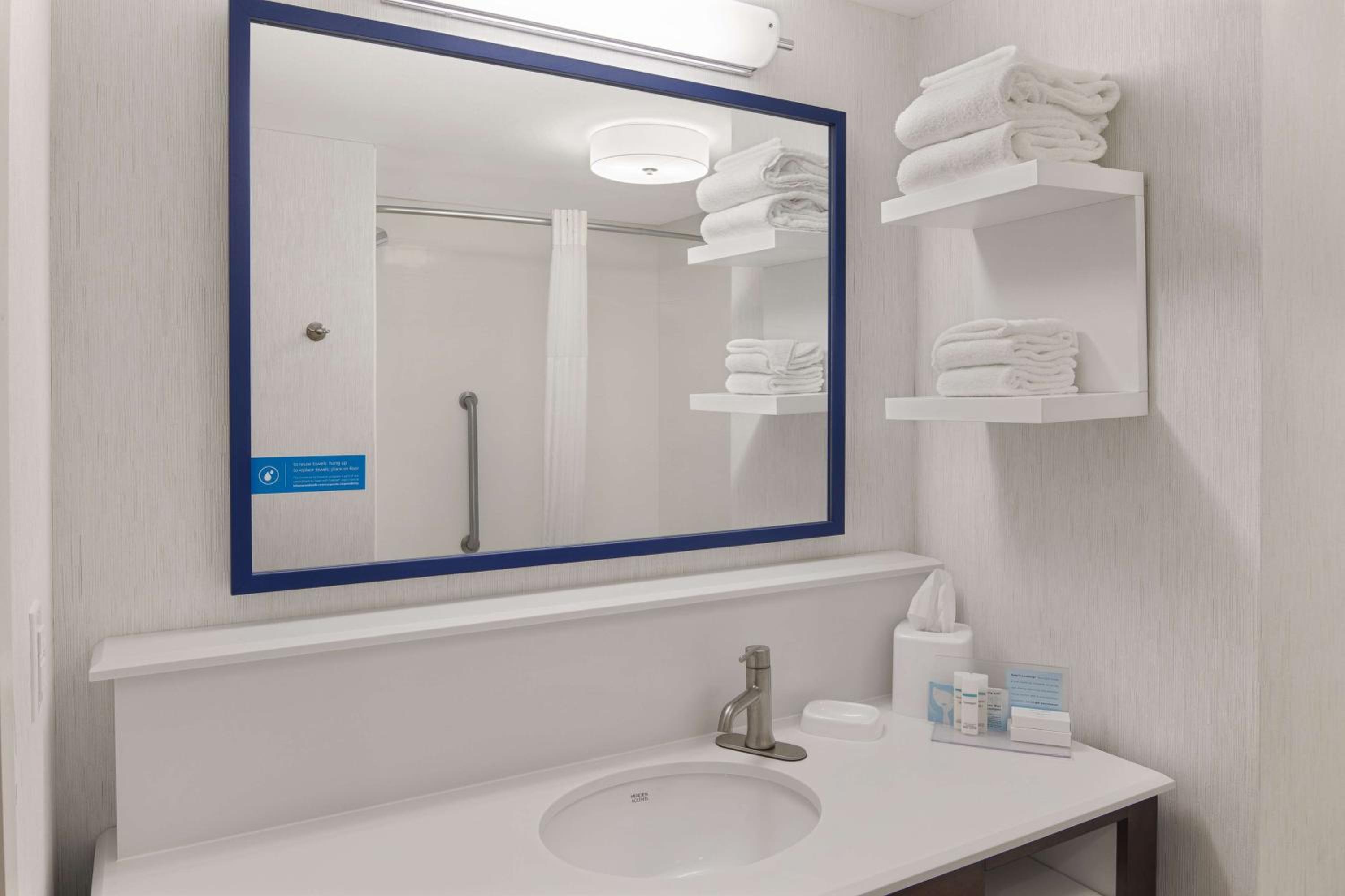 King Room with Bath Tub - Non-Smoking - Photo 3