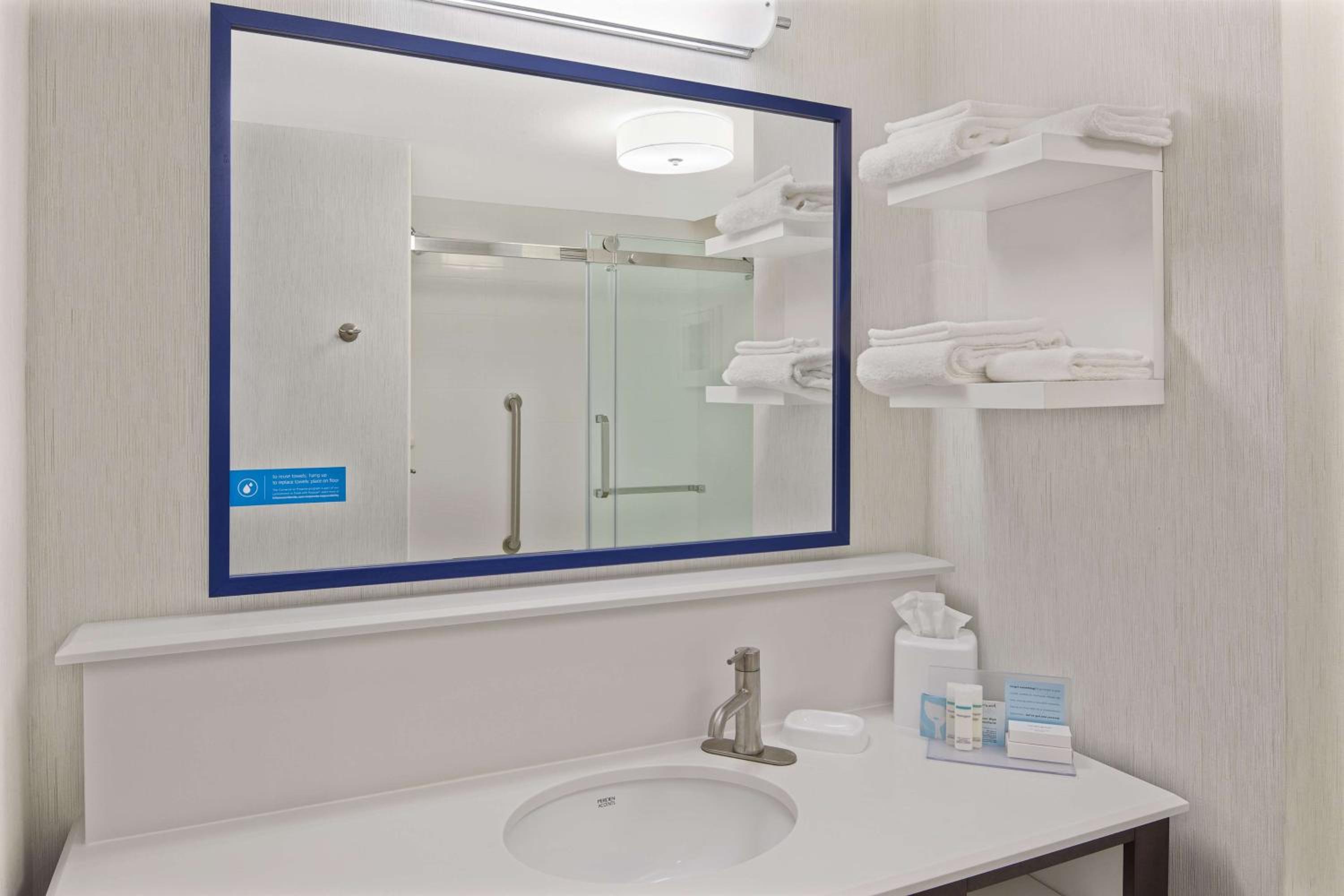 King Room with Shower - Non-Smoking - Photo 5