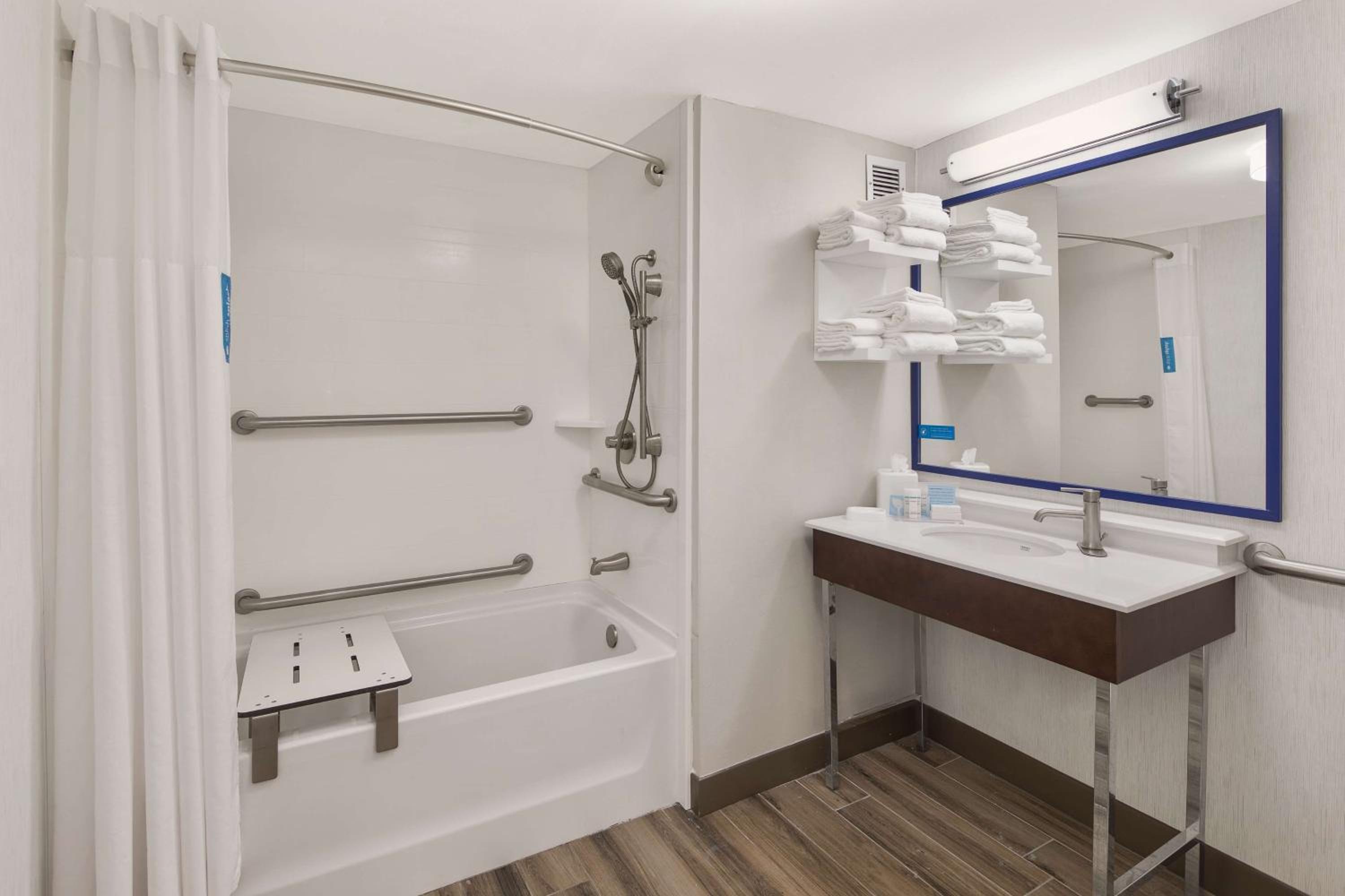 King Room with Accessible Tub - Mobility and Hearing Access/Non-Smoking - Photo 3