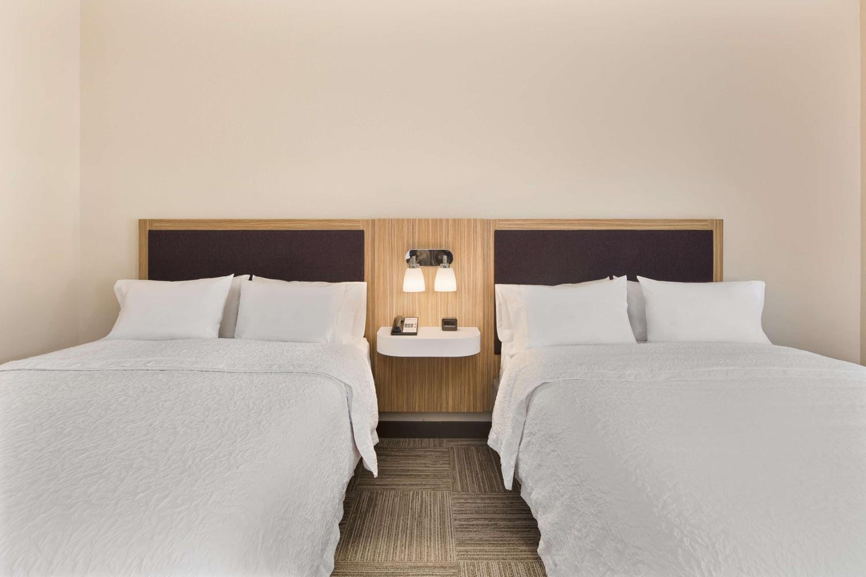 Queen Room with Two Queen Beds - Non-Smoking - Photo 5